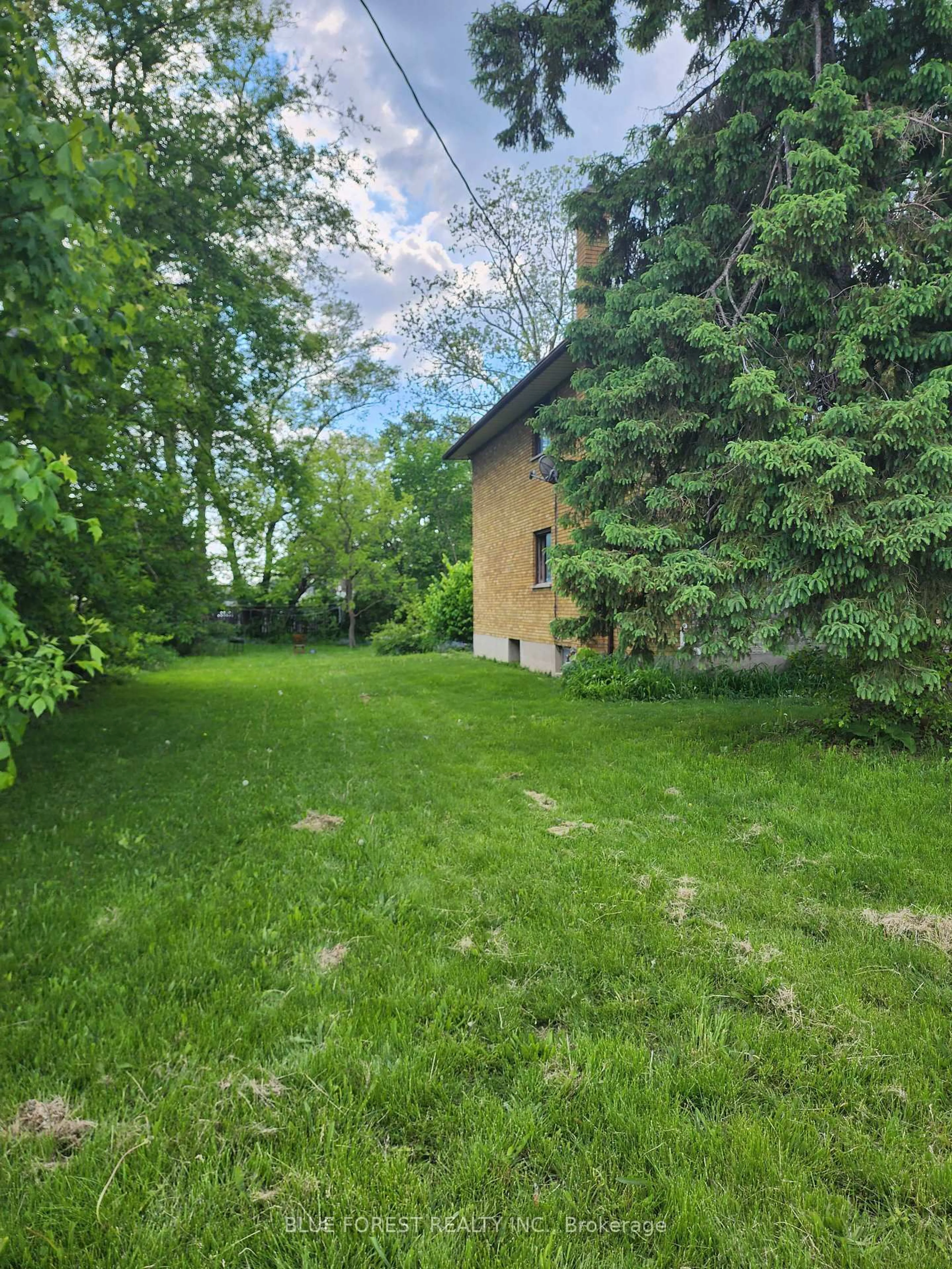 A pic from outside/outdoor area/front of a property/back of a property/a pic from drone, street for 433 Second St, London East Ontario N5W 4T2