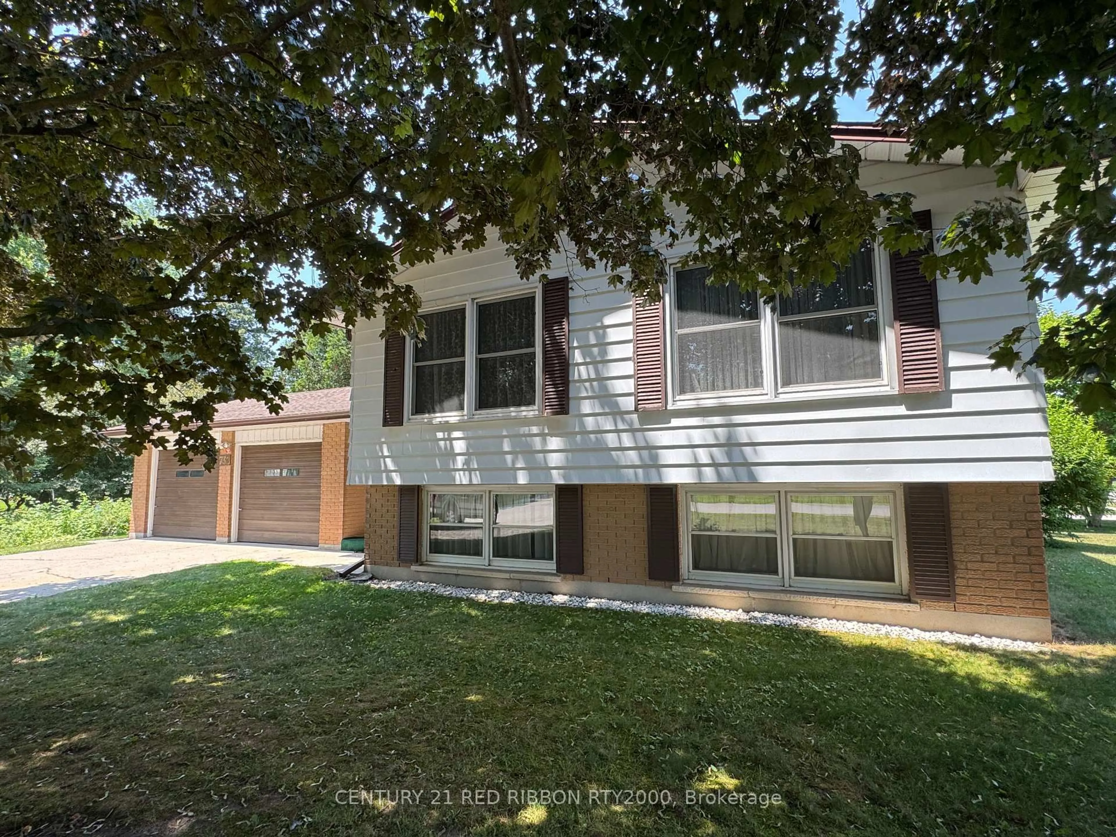 Home with vinyl exterior material, street for 730 Glover Cres, Strathroy-Caradoc Ontario N0L 1W0