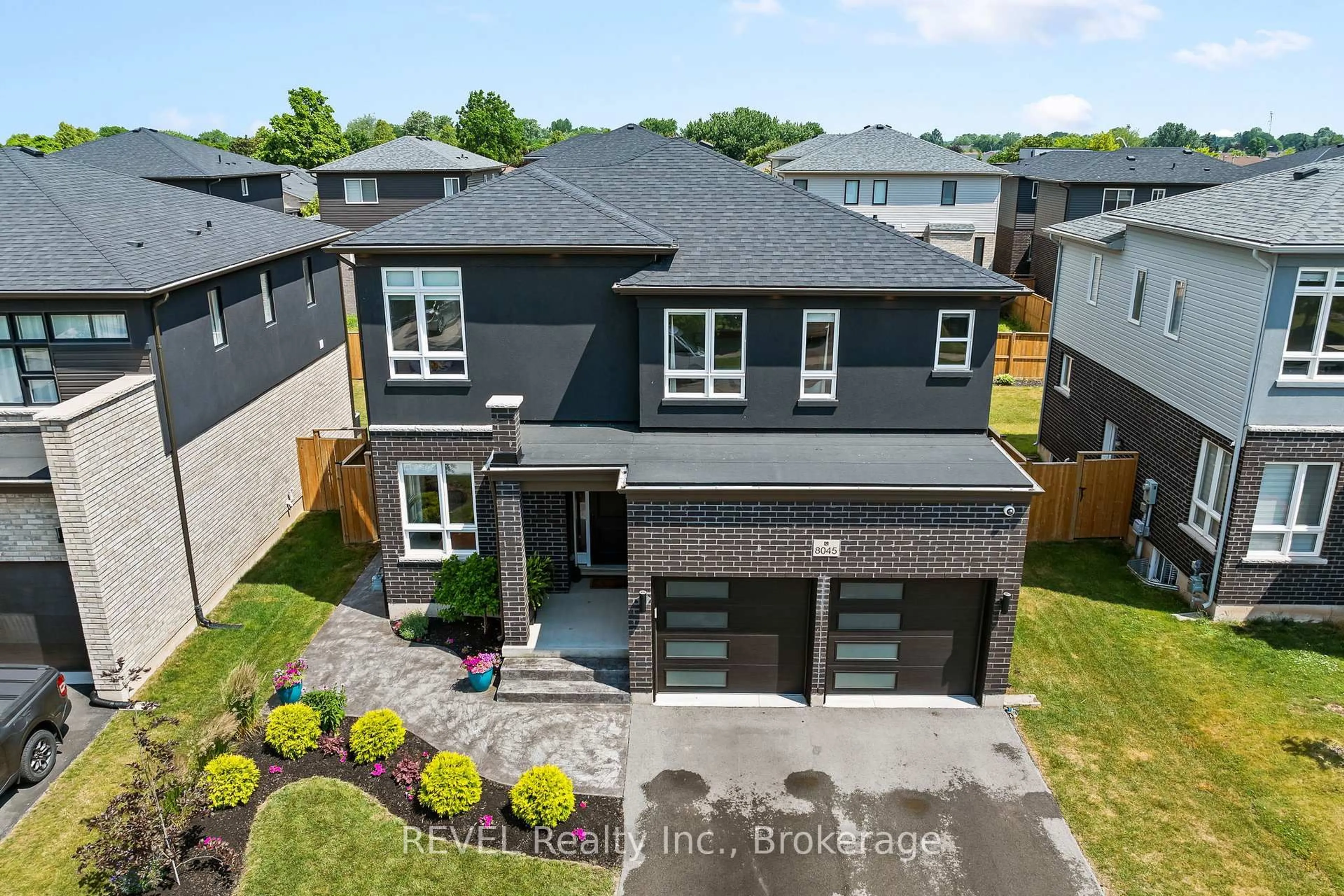 A pic from outside/outdoor area/front of a property/back of a property/a pic from drone, street for 8045 Brookside Dr, Niagara Falls Ontario L2H 3T9