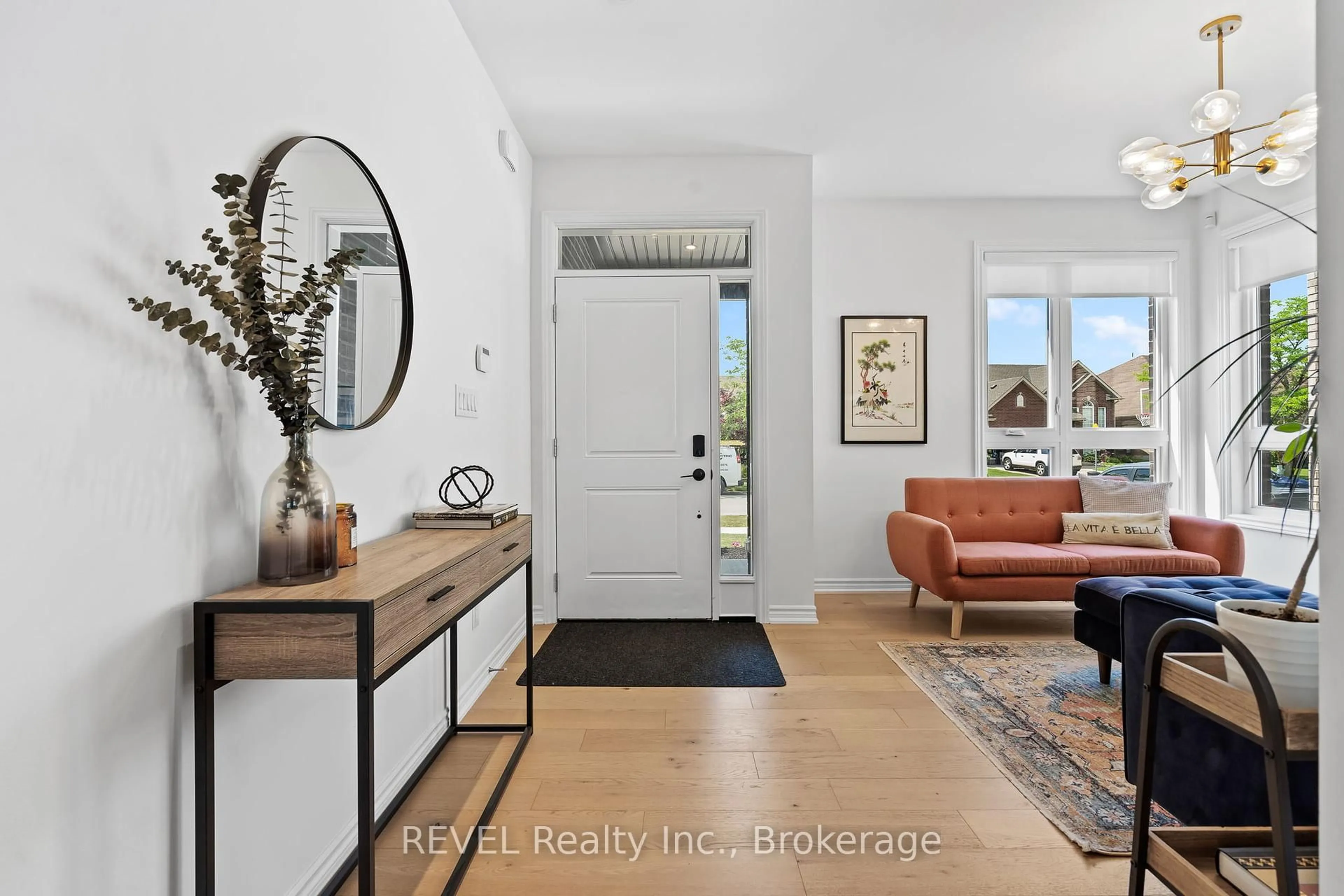 Indoor entryway for 8045 Brookside Dr, Niagara Falls Ontario L2H 3T9