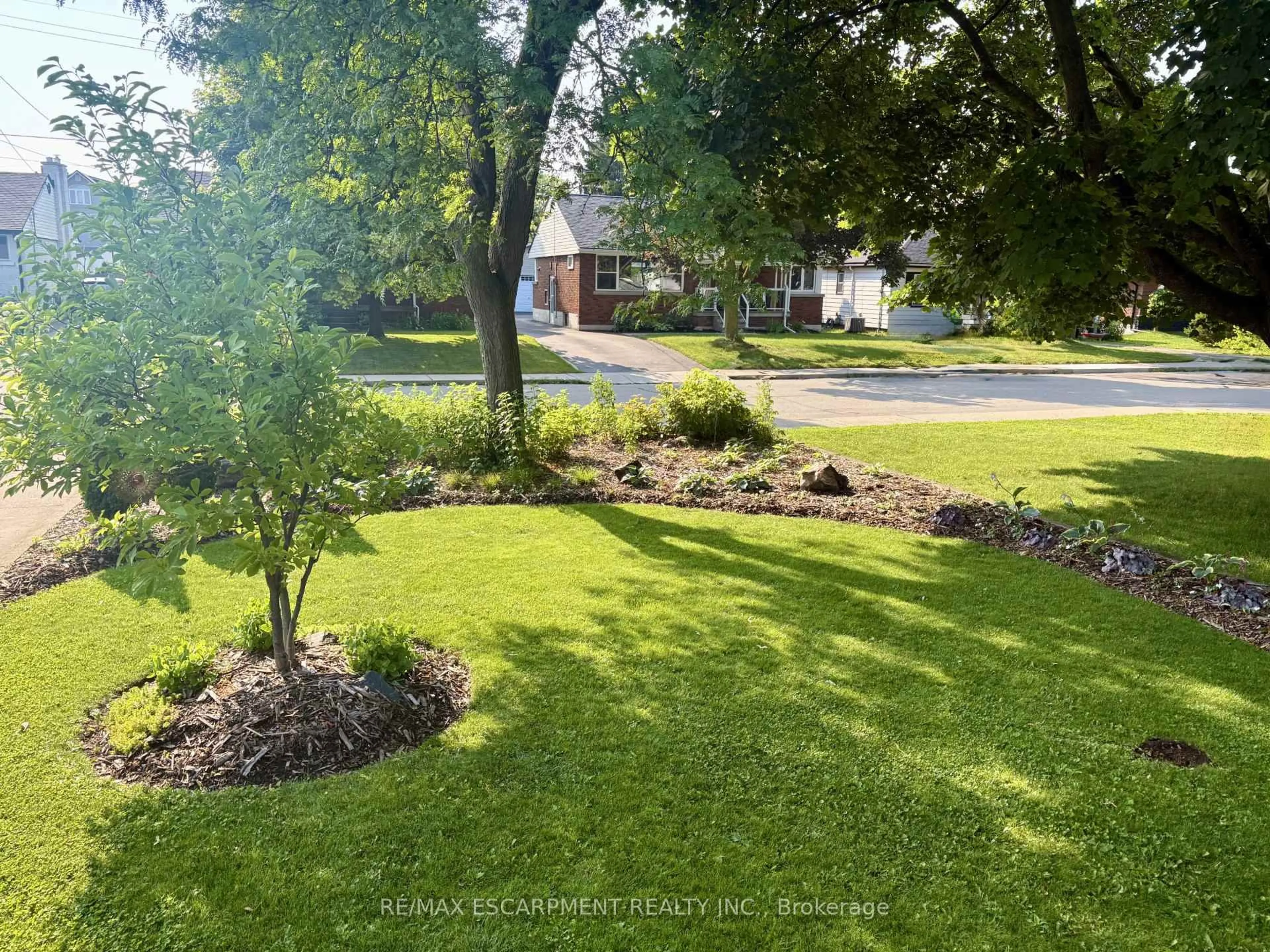 A pic from outside/outdoor area/front of a property/back of a property/a pic from drone, unknown for 86 Dana Dr, Hamilton Ontario L9A 3H8