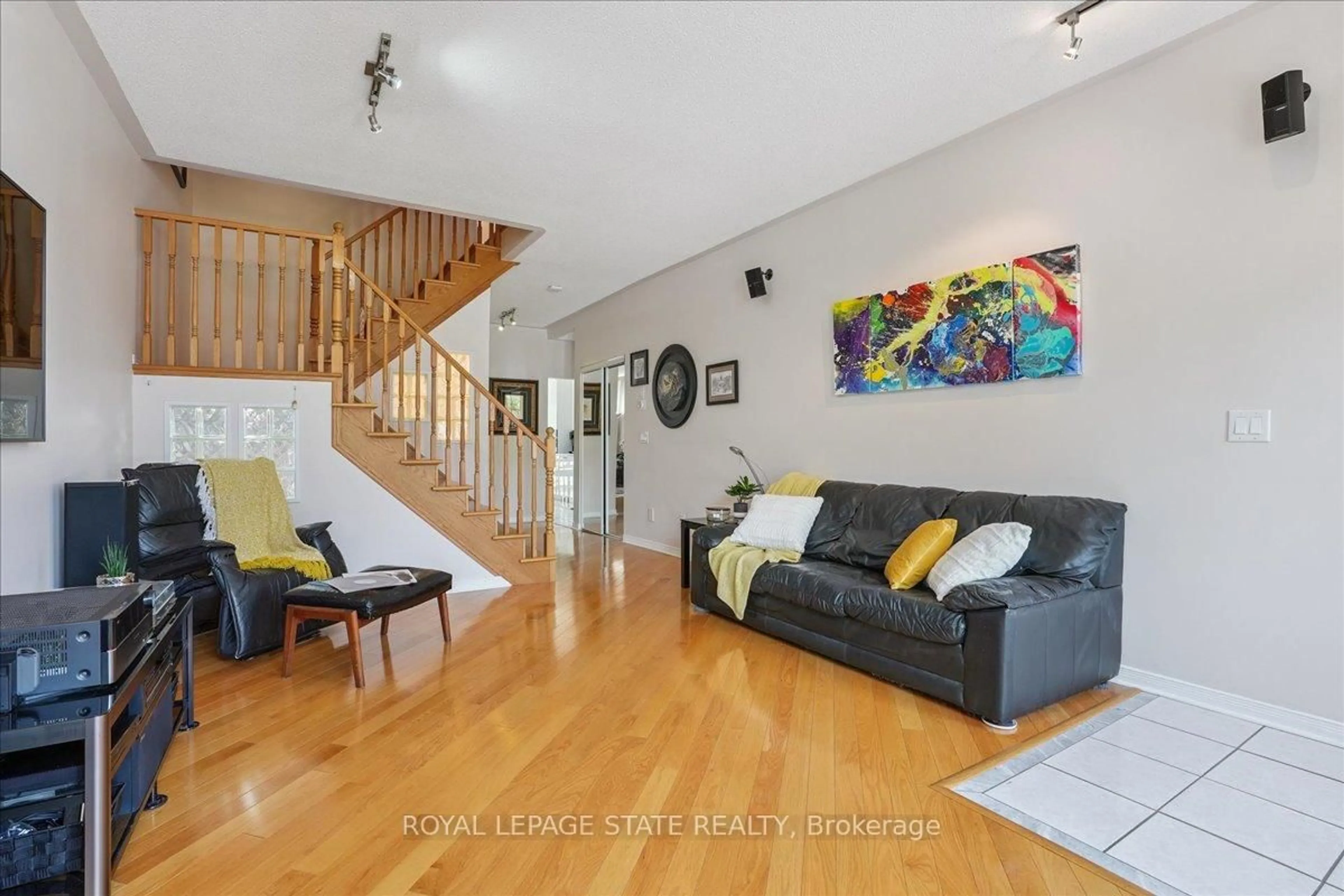 Living room with furniture, unknown for 31 Morrison Cres, Grimsby Ontario L3M 5K4