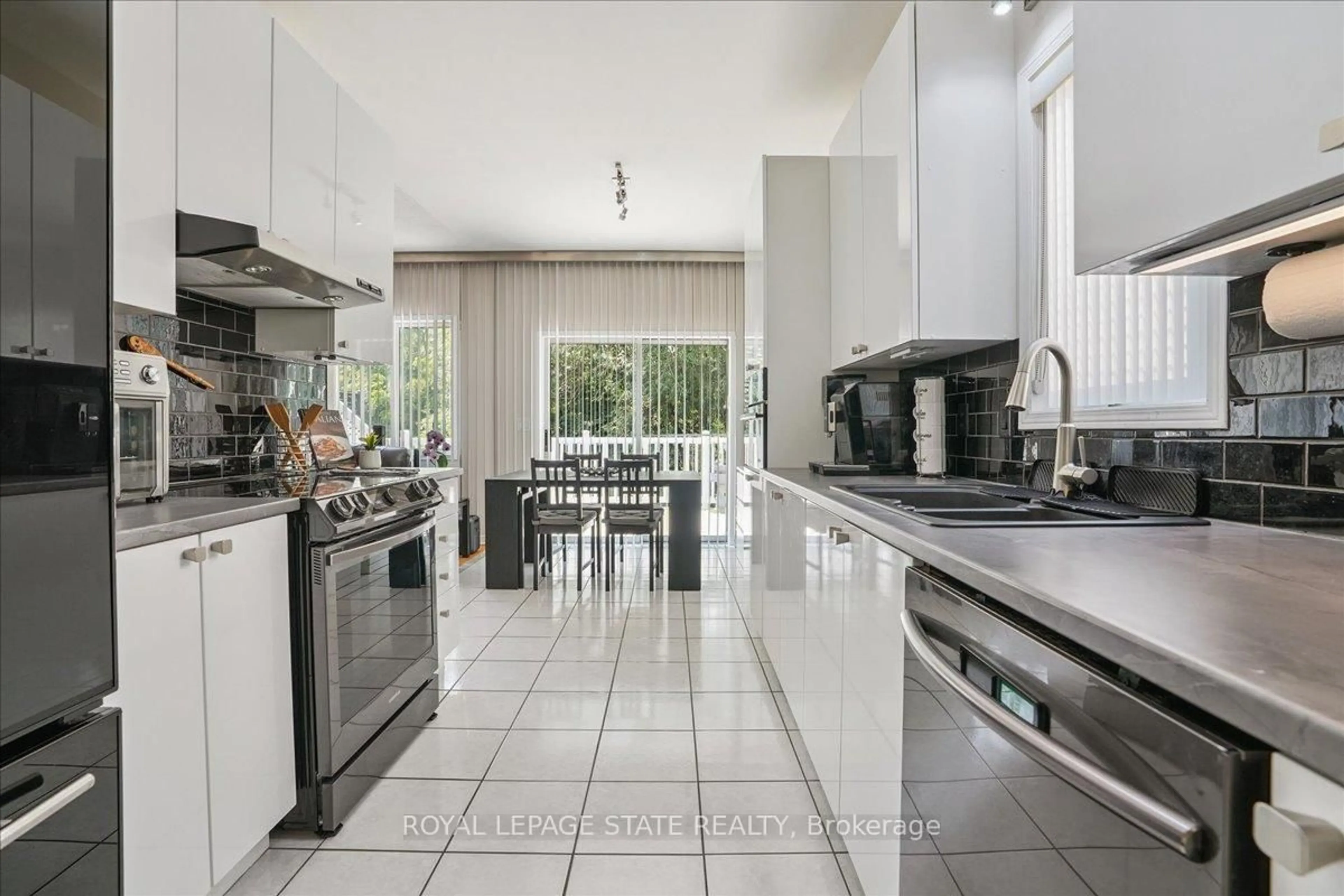 Contemporary kitchen, ceramic/tile floor for 31 Morrison Cres, Grimsby Ontario L3M 5K4