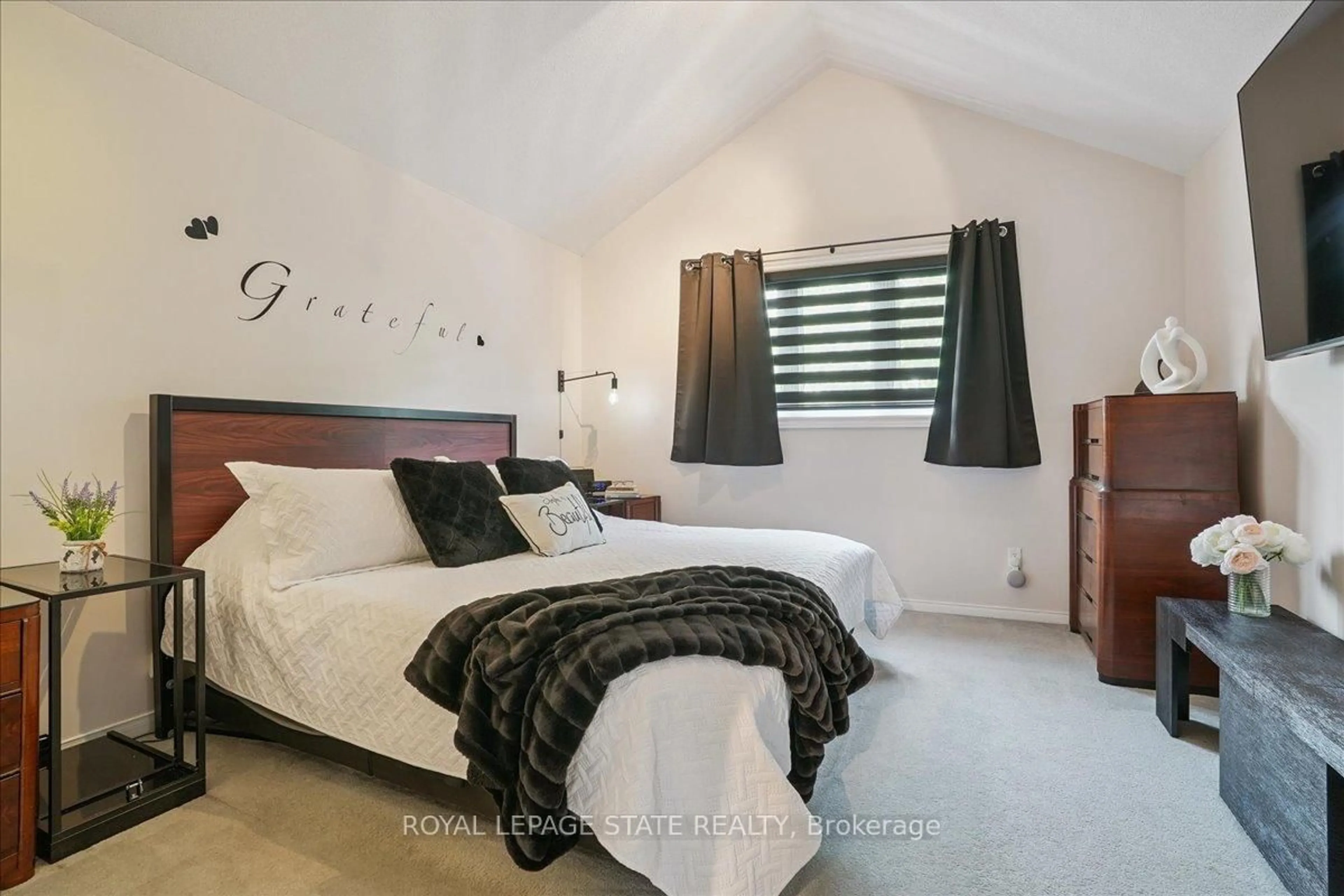 Bedroom with bed, unknown for 31 Morrison Cres, Grimsby Ontario L3M 5K4