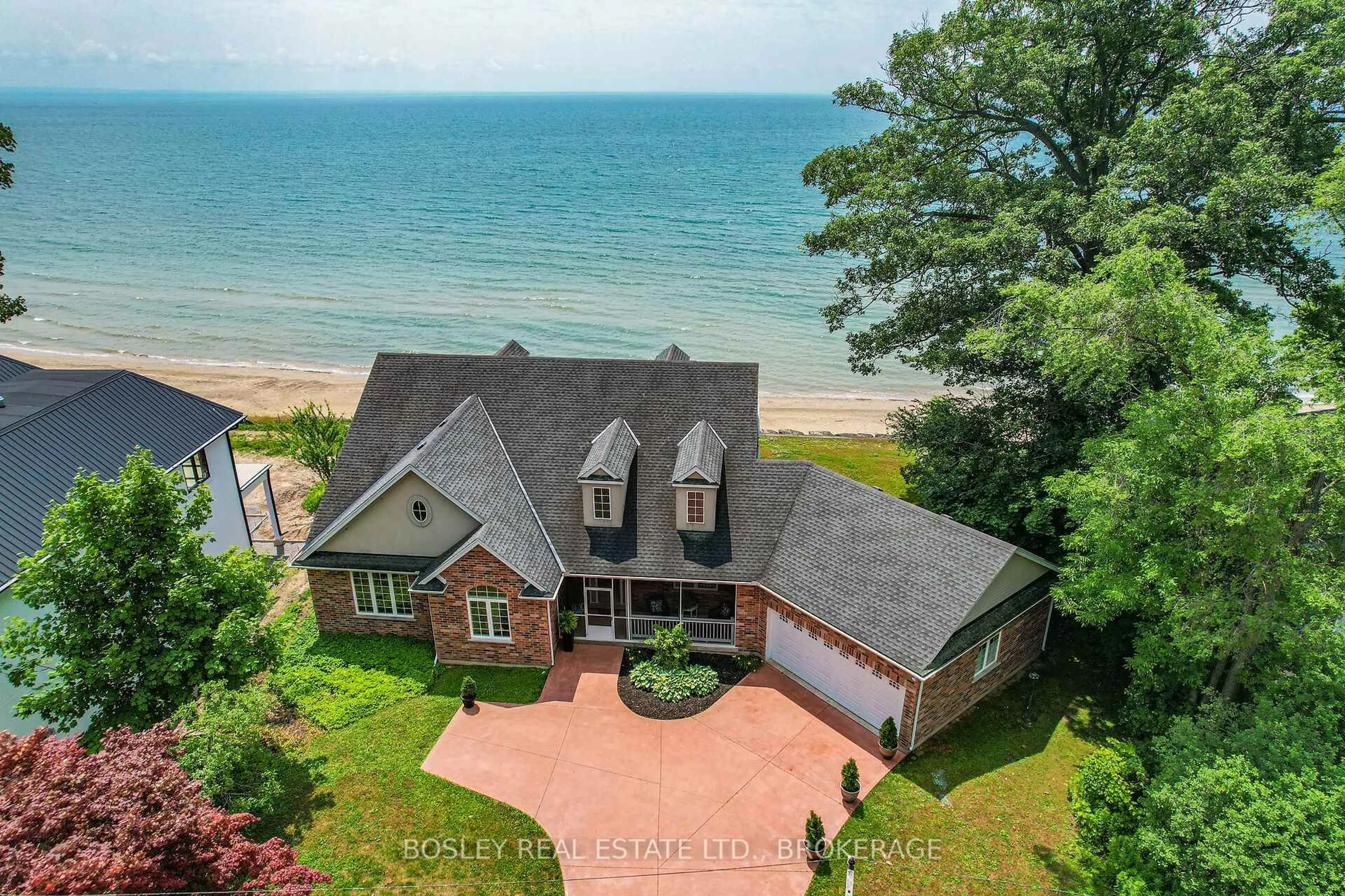 A pic from outside/outdoor area/front of a property/back of a property/a pic from drone, water/lake/river/ocean view for 3143 Thunder Bay Rd, Fort Erie Ontario L0S 1N0