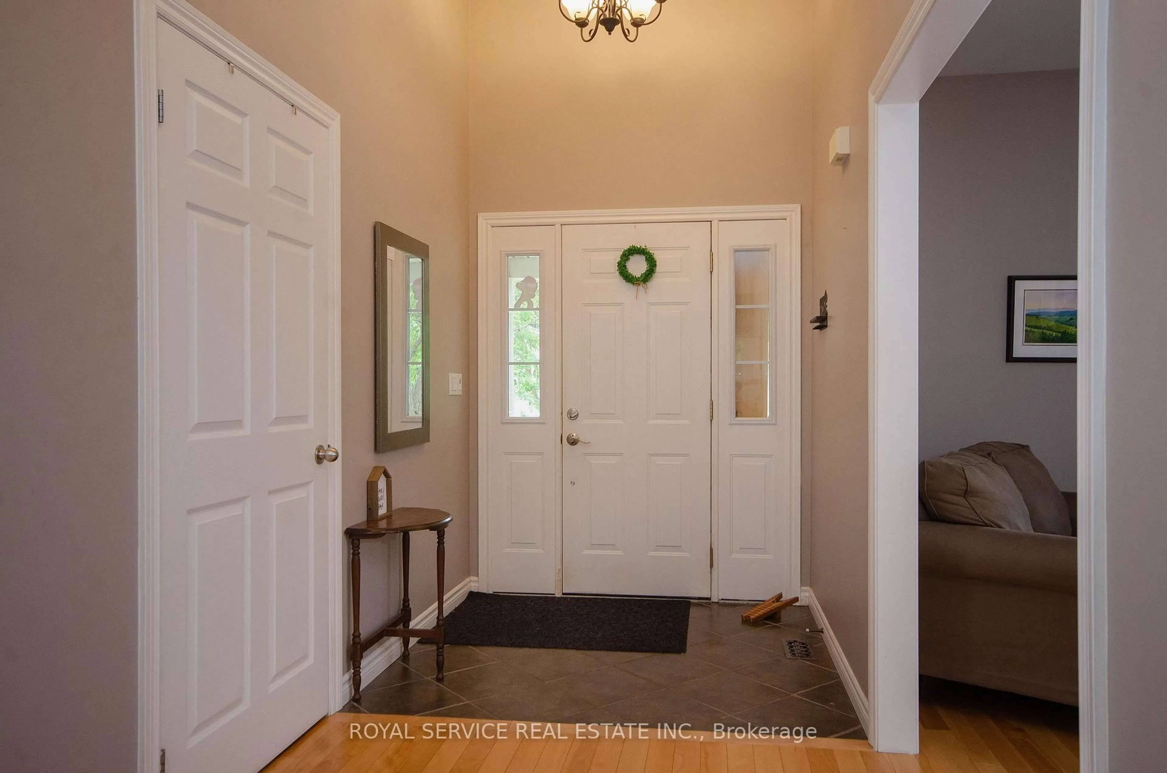 Indoor entryway for 28 Clifton Rd, Port Hope Ontario L1A 2B5