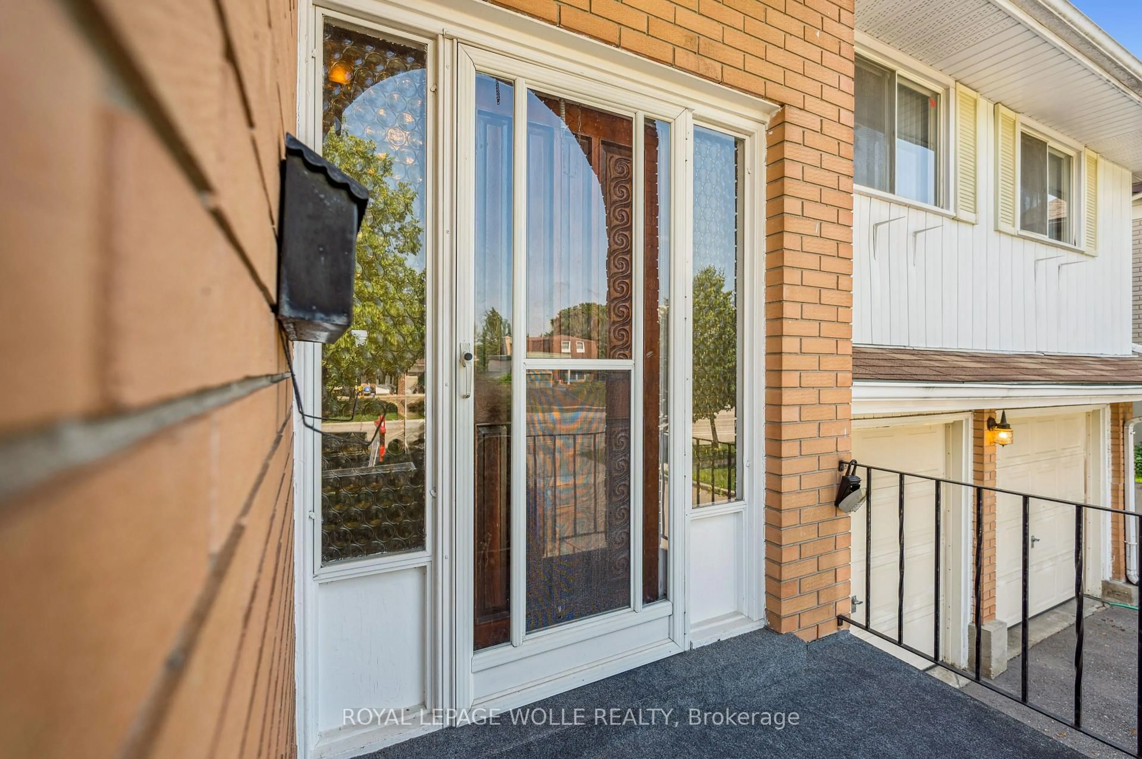 Indoor entryway for 215 Westheights Dr, Kitchener Ontario N2N 1K2