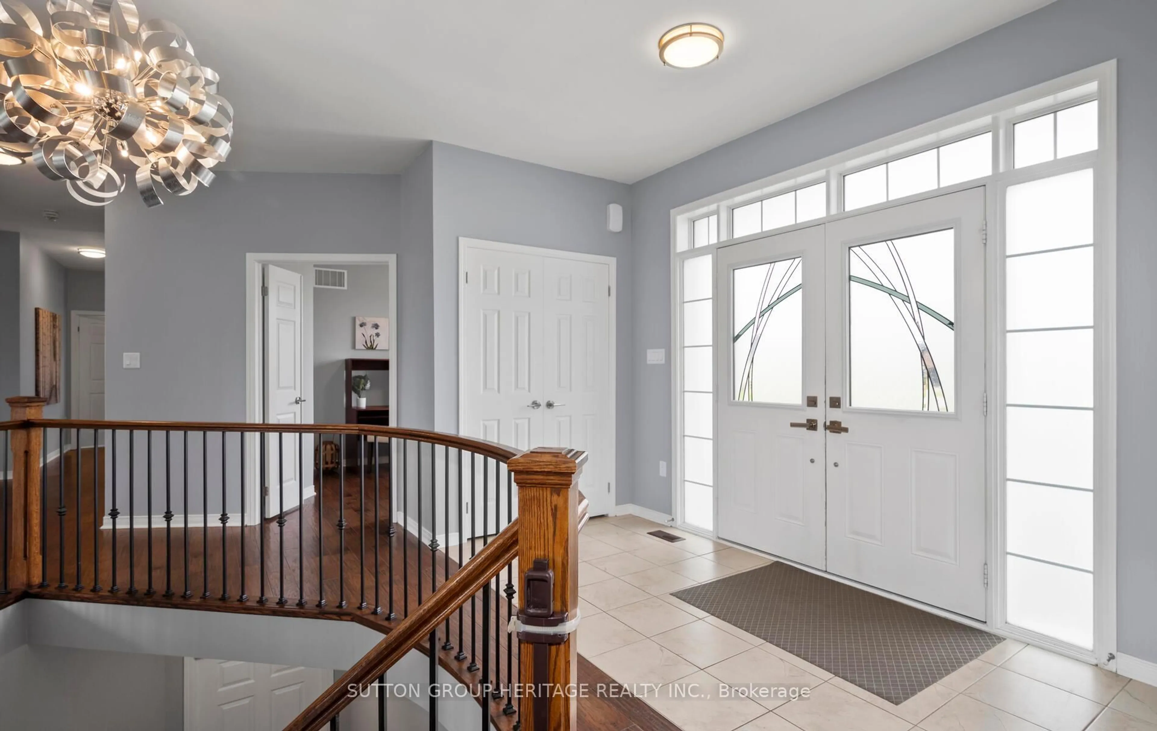 Indoor entryway for 61 Songbird Cres, Kawartha Lakes Ontario K9V 0A9