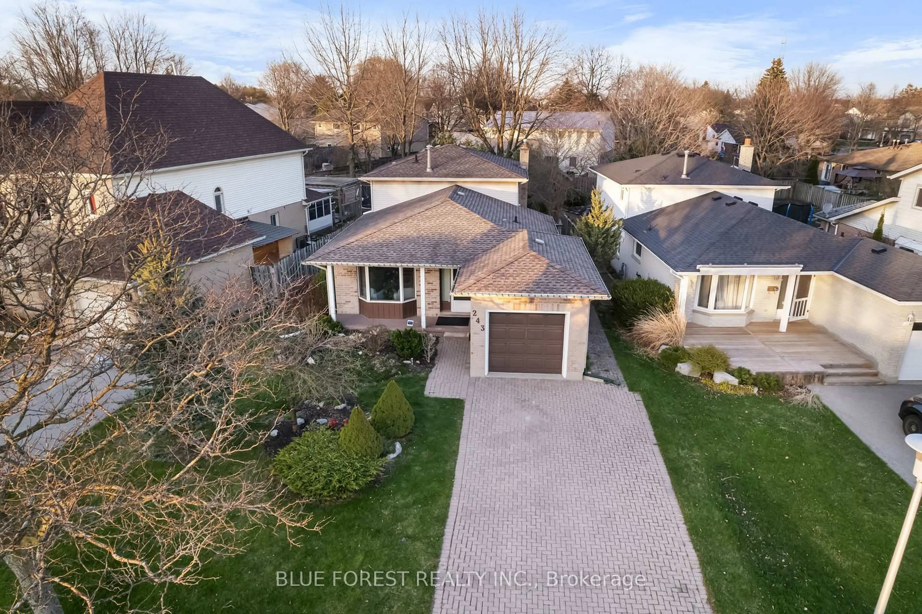 A pic from outside/outdoor area/front of a property/back of a property/a pic from drone, street for 243 Edmunds Pl, London South Ontario N5Z 4V9