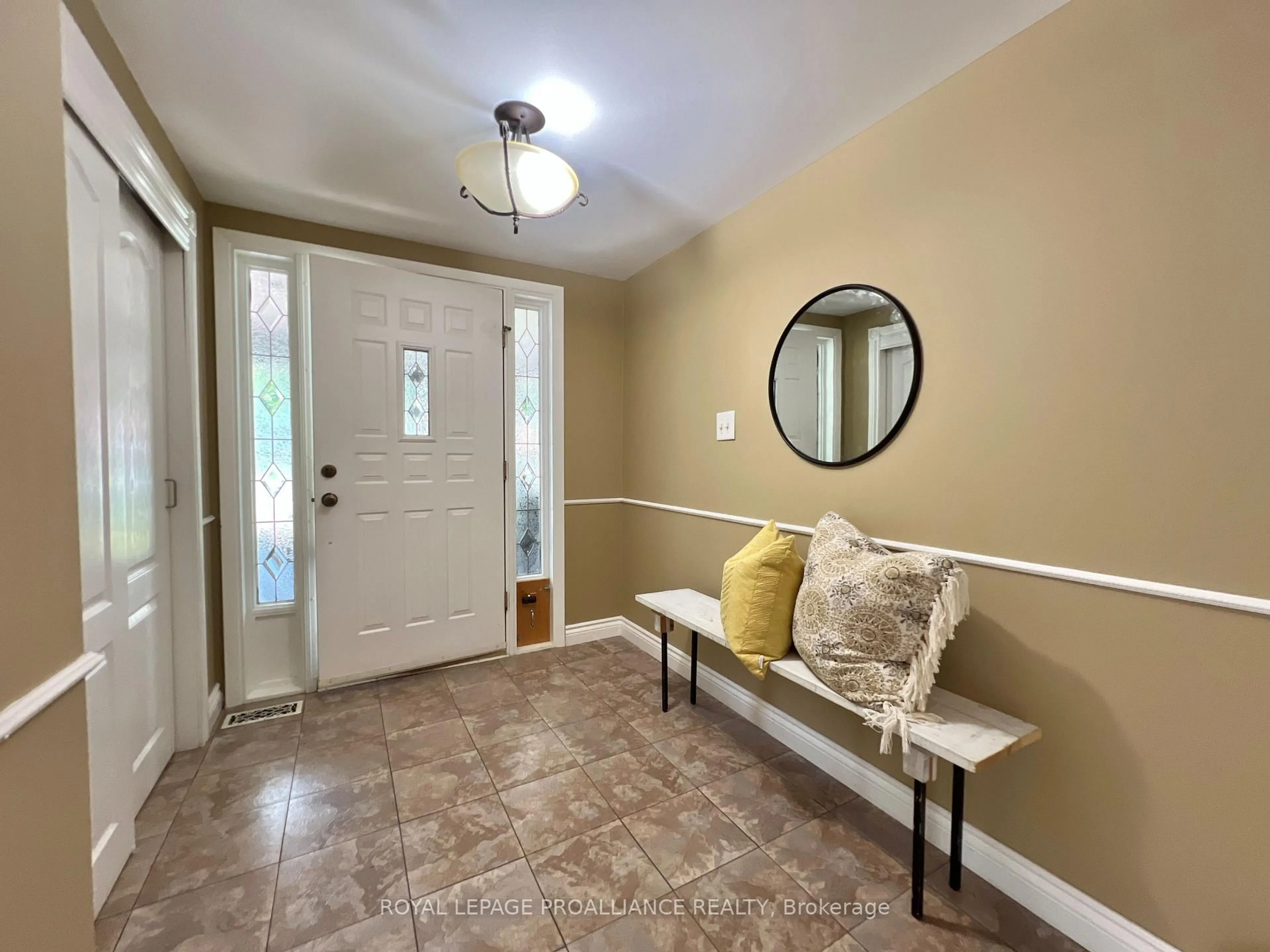 Indoor entryway for 21 Dunnett Blvd, Belleville Ontario K8P 4M7