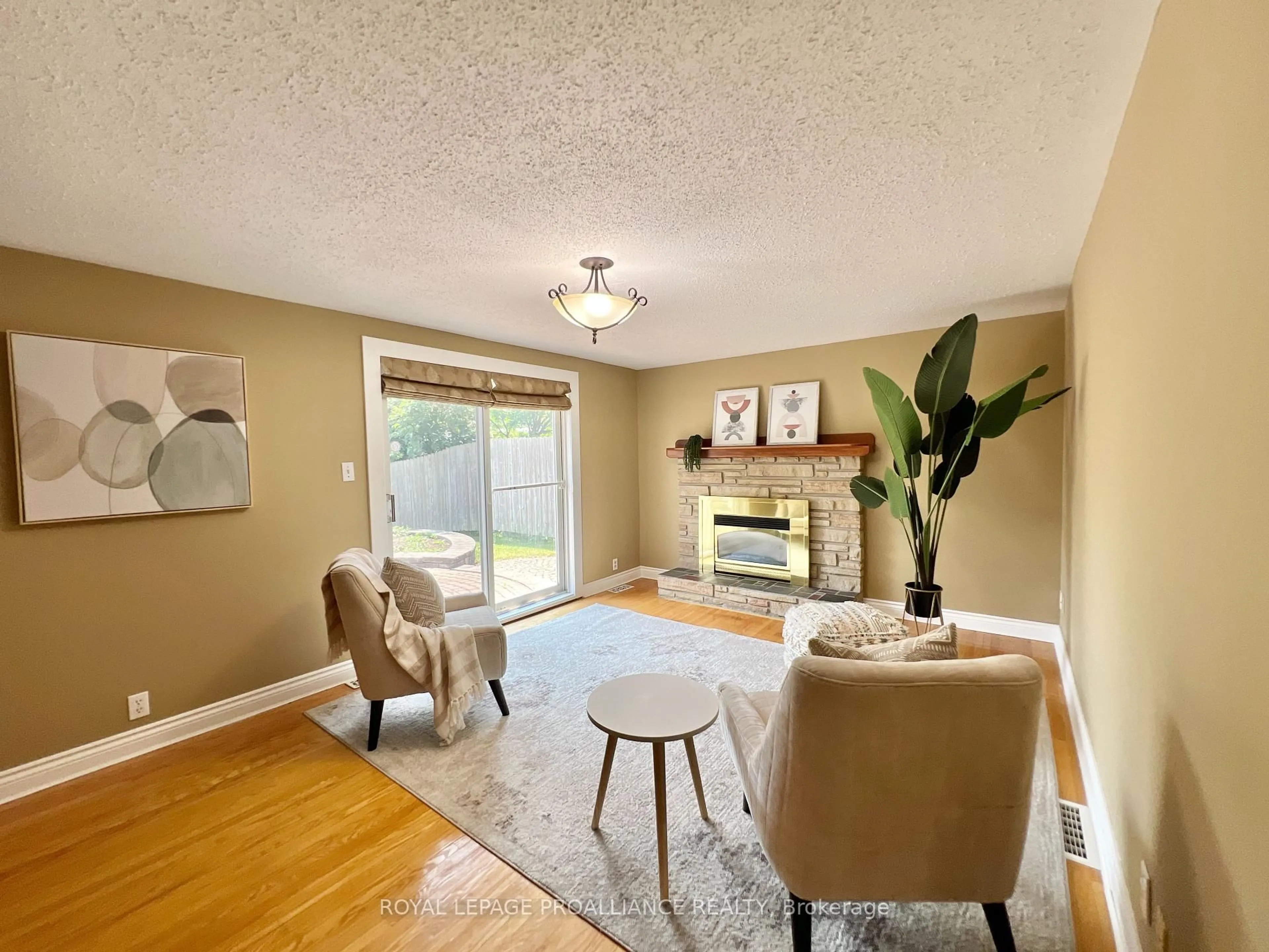 Living room with furniture, unknown for 21 Dunnett Blvd, Belleville Ontario K8P 4M7