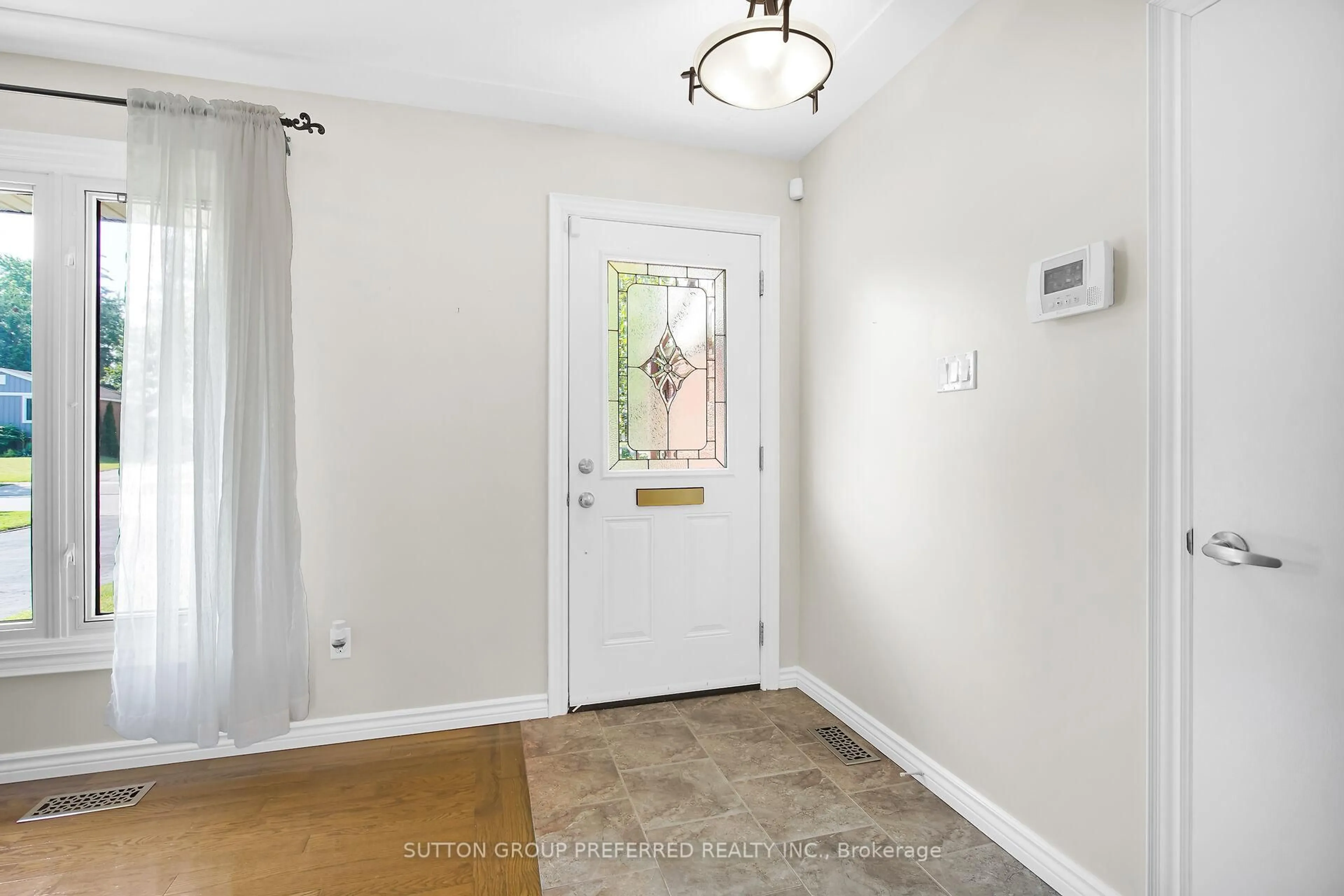 Indoor entryway for 148 Tavistock Rd, London South Ontario N6J 1Z6