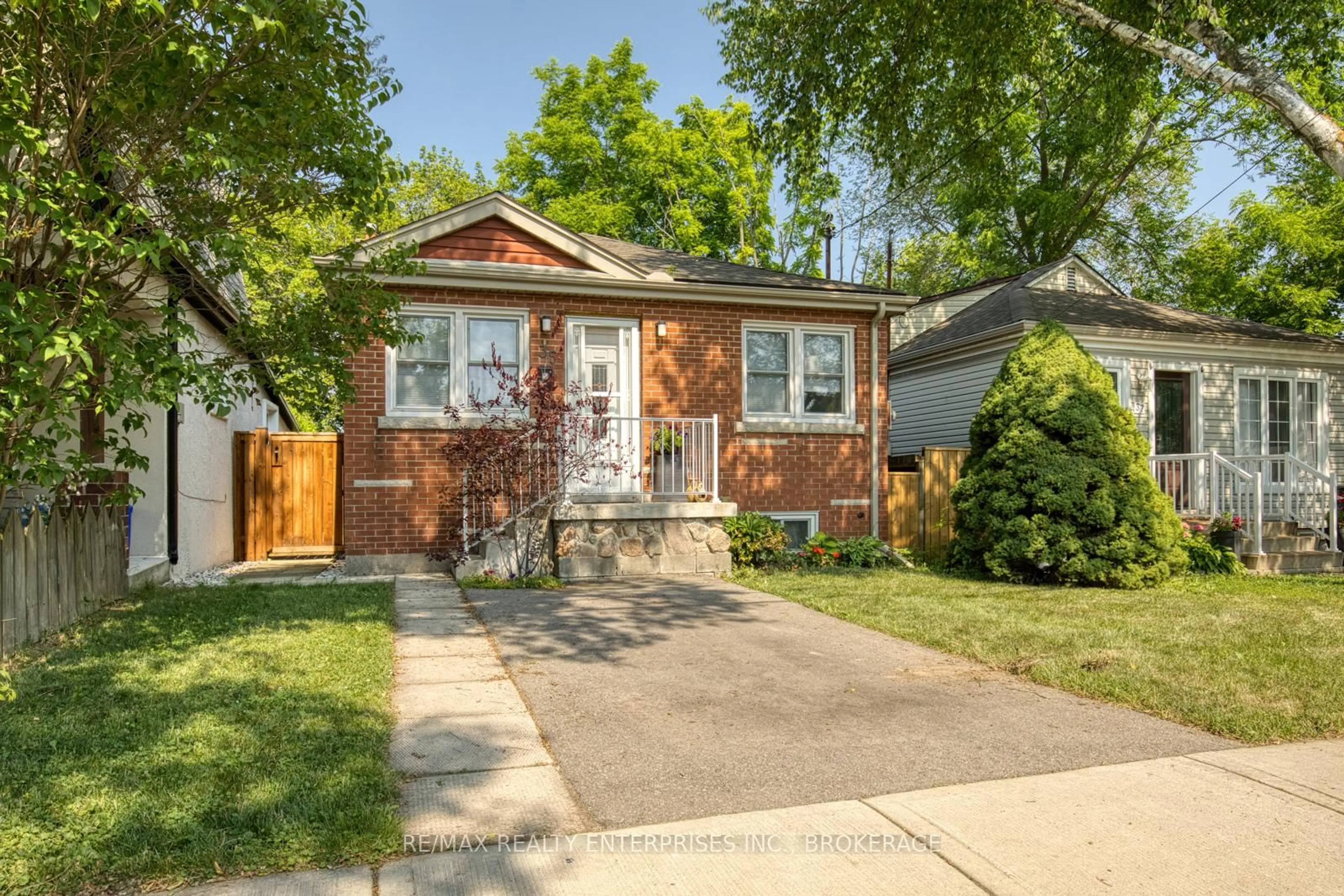 Home with vinyl exterior material, street for 35 Hawthorne Ave, Hamilton Ontario L8P 4P7