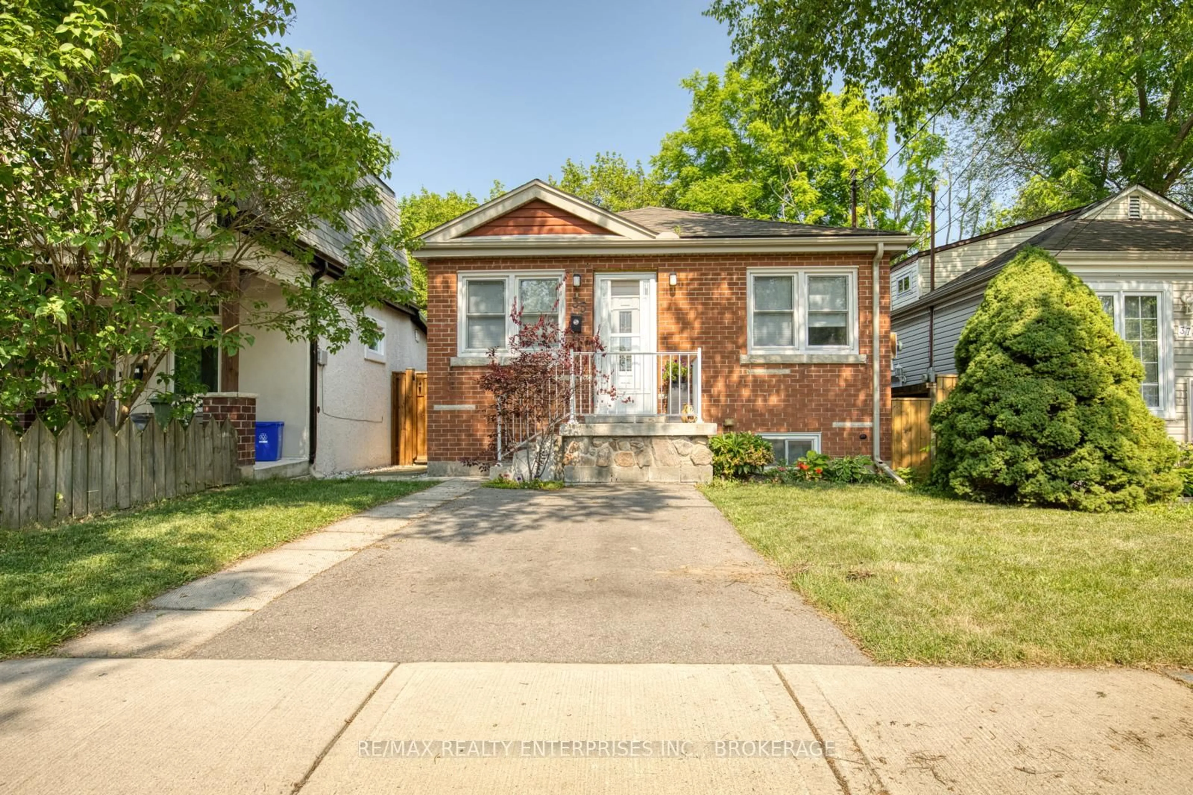 Home with brick exterior material, street for 35 Hawthorne Ave, Hamilton Ontario L8P 4P7