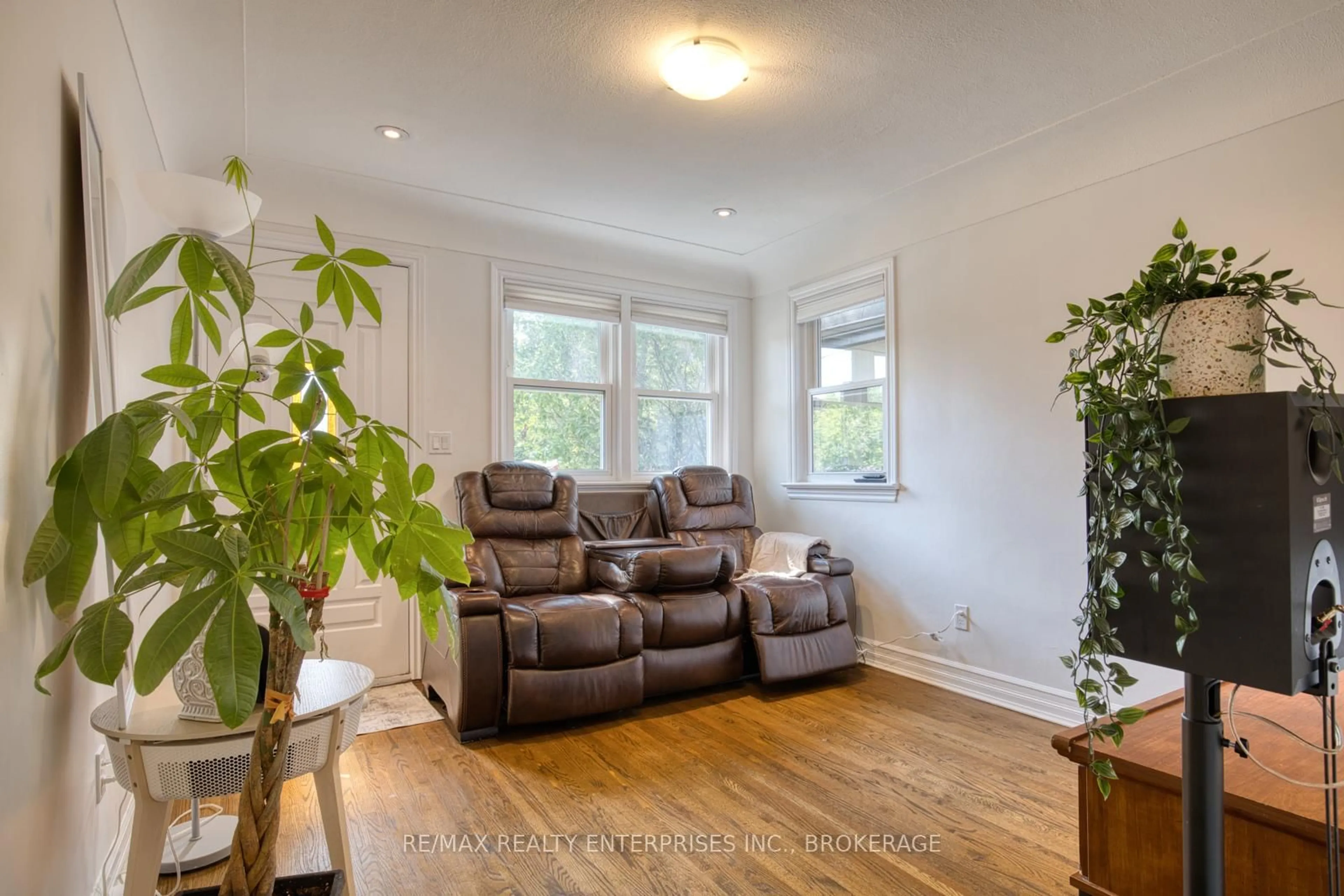 Living room with furniture, wood/laminate floor for 35 Hawthorne Ave, Hamilton Ontario L8P 4P7