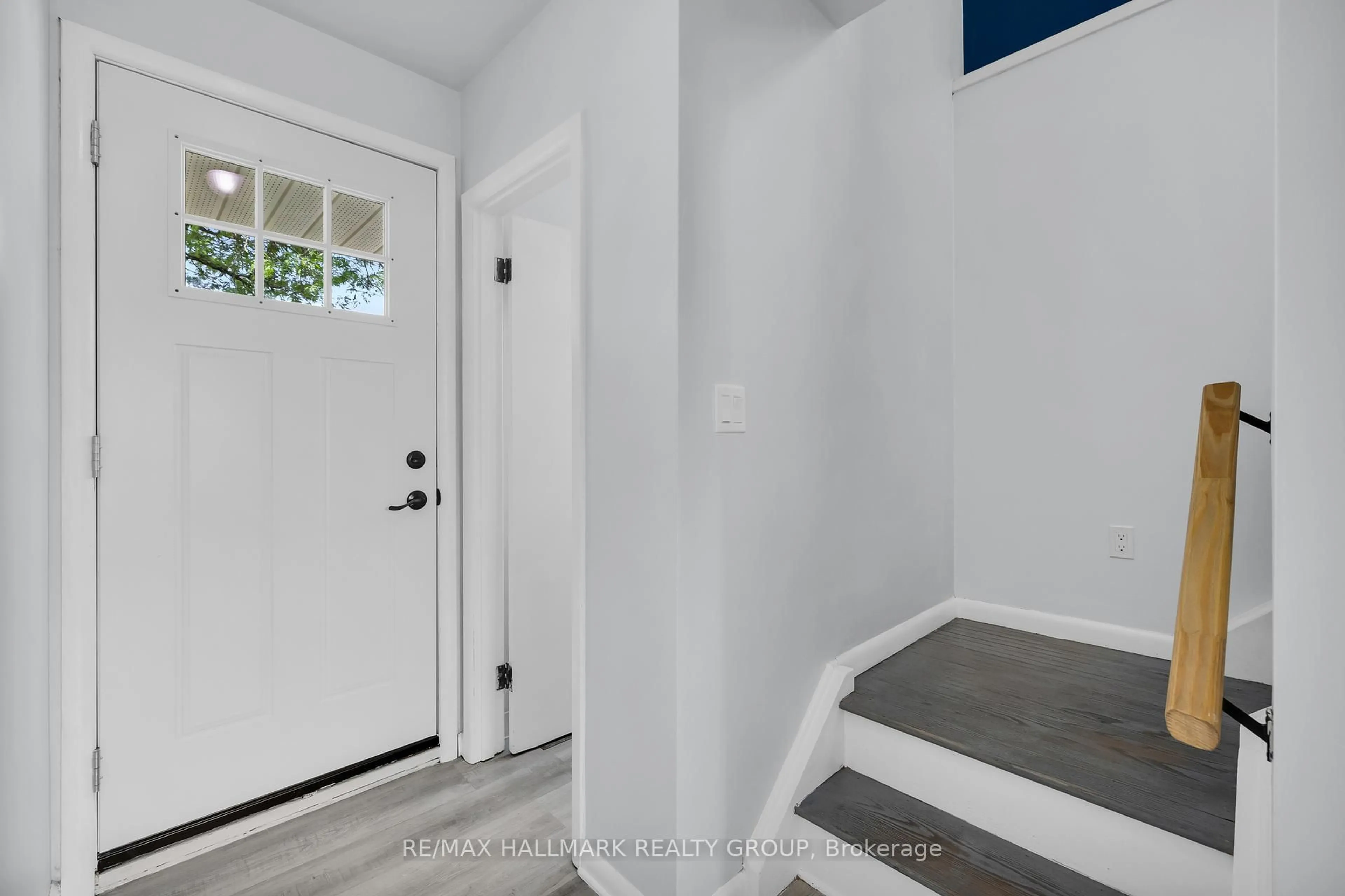 Indoor entryway for 81 Reynolds Dr, Brockville Ontario K6V 1X2