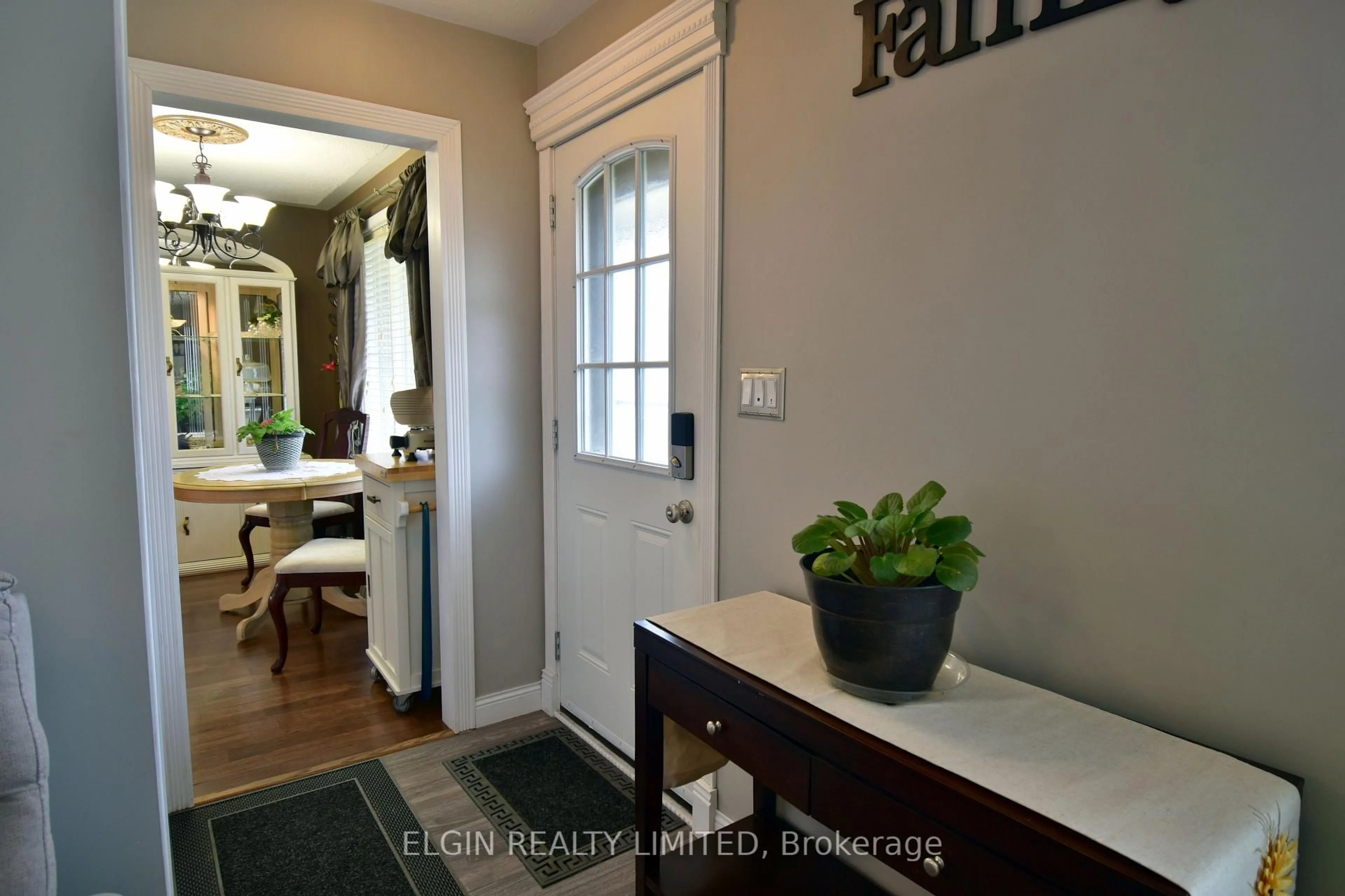 Indoor entryway for 589 Elm St, St. Thomas Ontario N5R 1K8