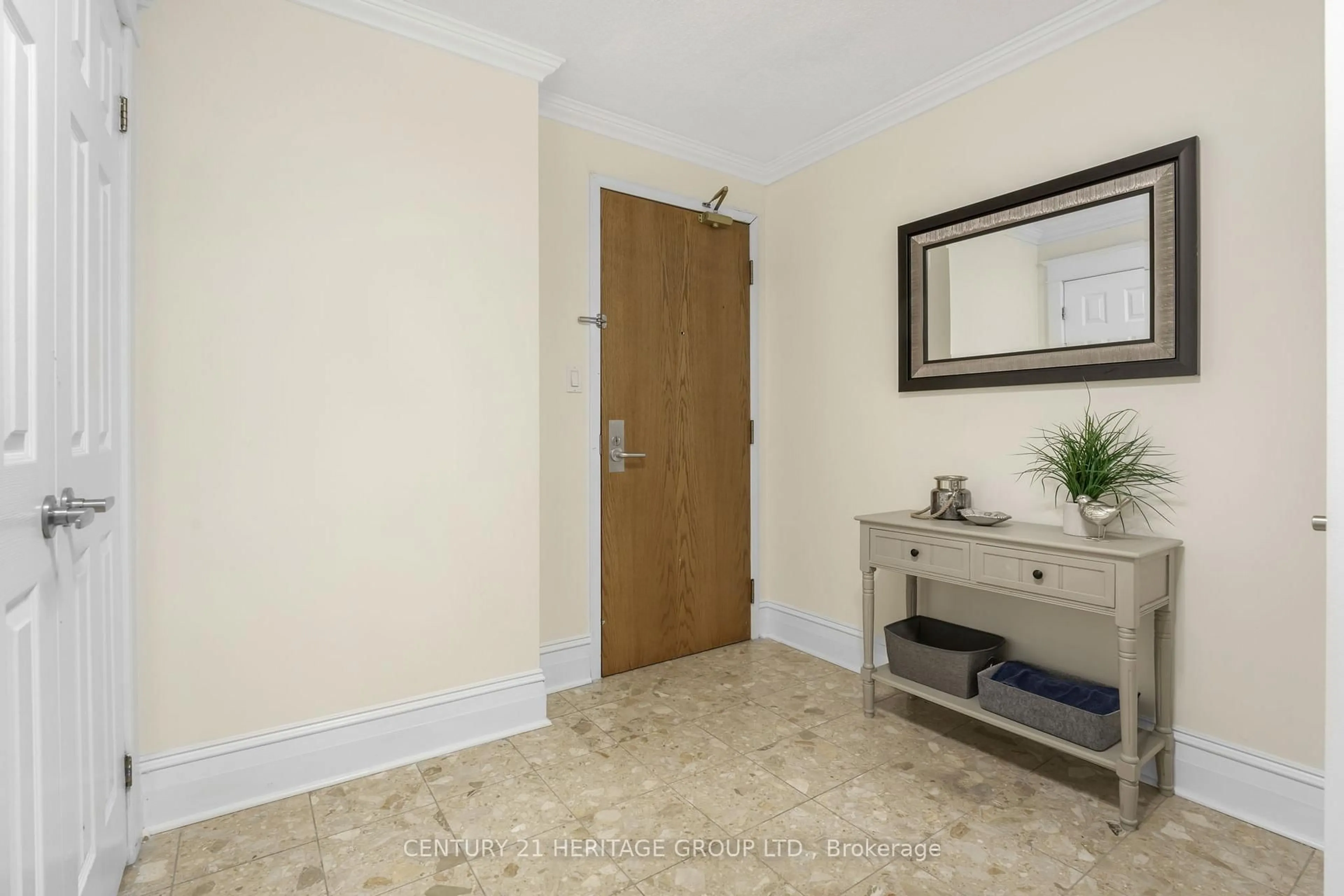 Indoor entryway for 67 Caroline St #102, Hamilton Ontario L8P 3K6