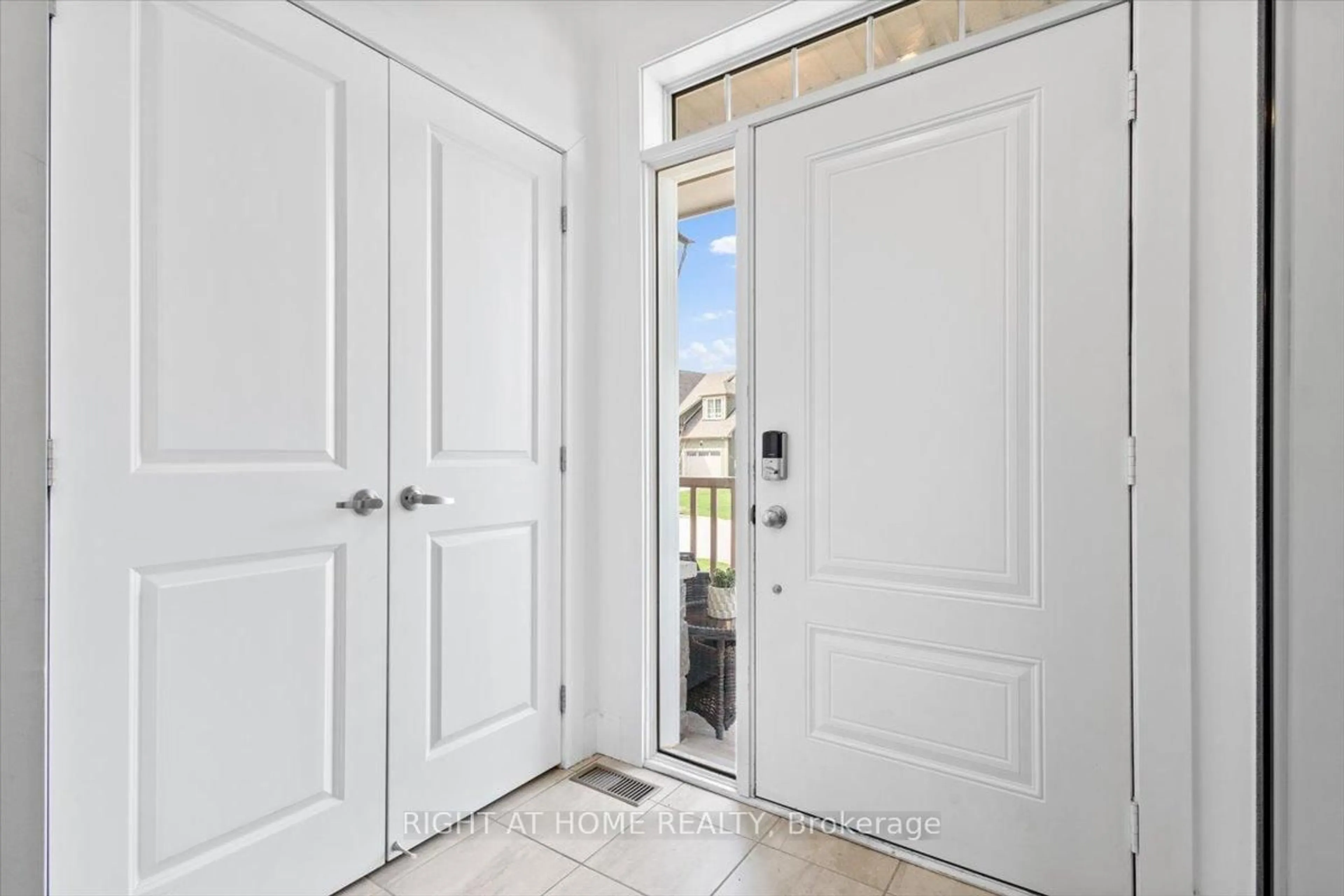 Indoor entryway for 206 Yellow Birch Cres, Blue Mountains Ontario L9Y 0Z3