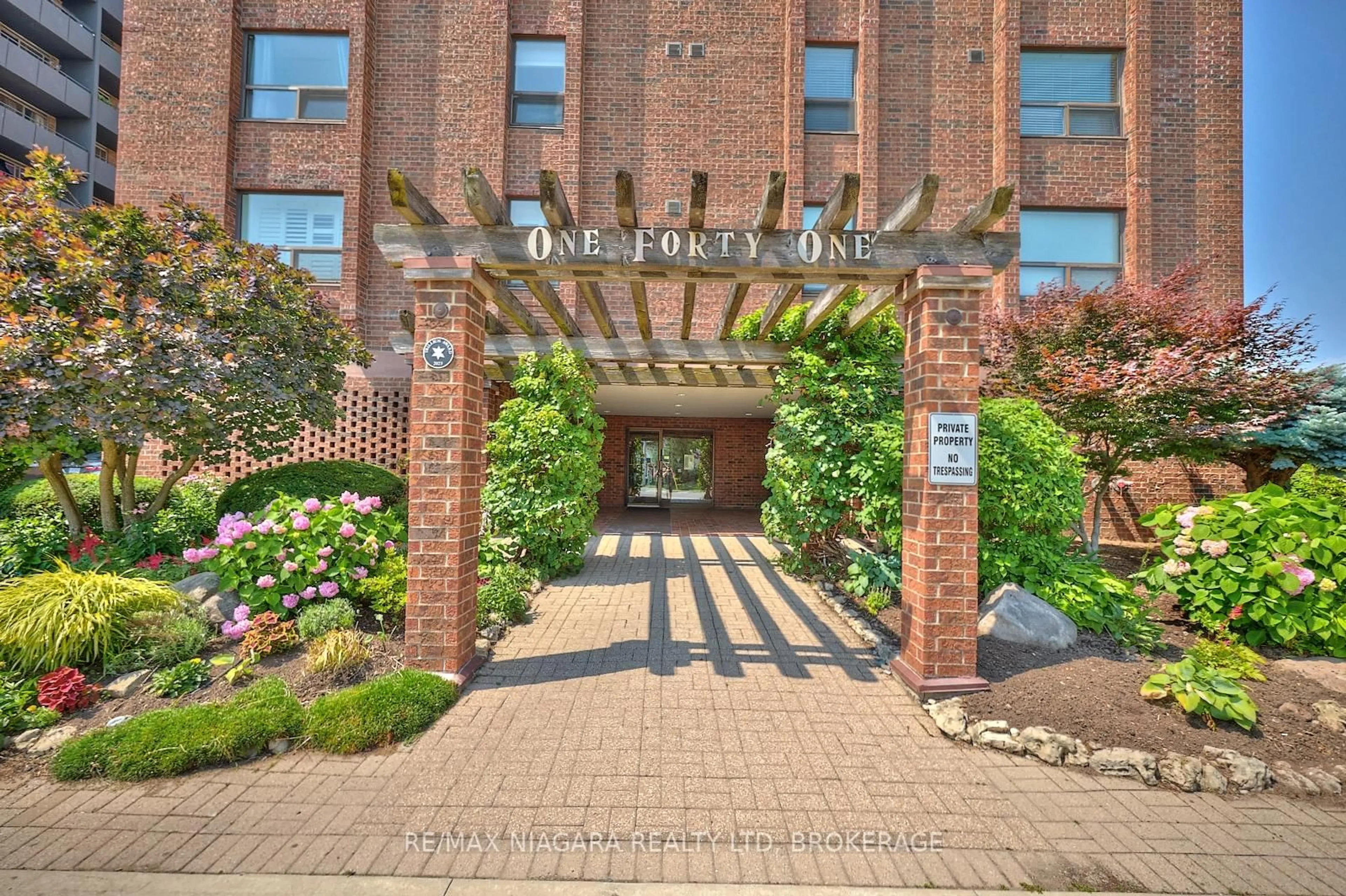 Indoor foyer for 141 Church St #602, St. Catharines Ontario L2R 7L7