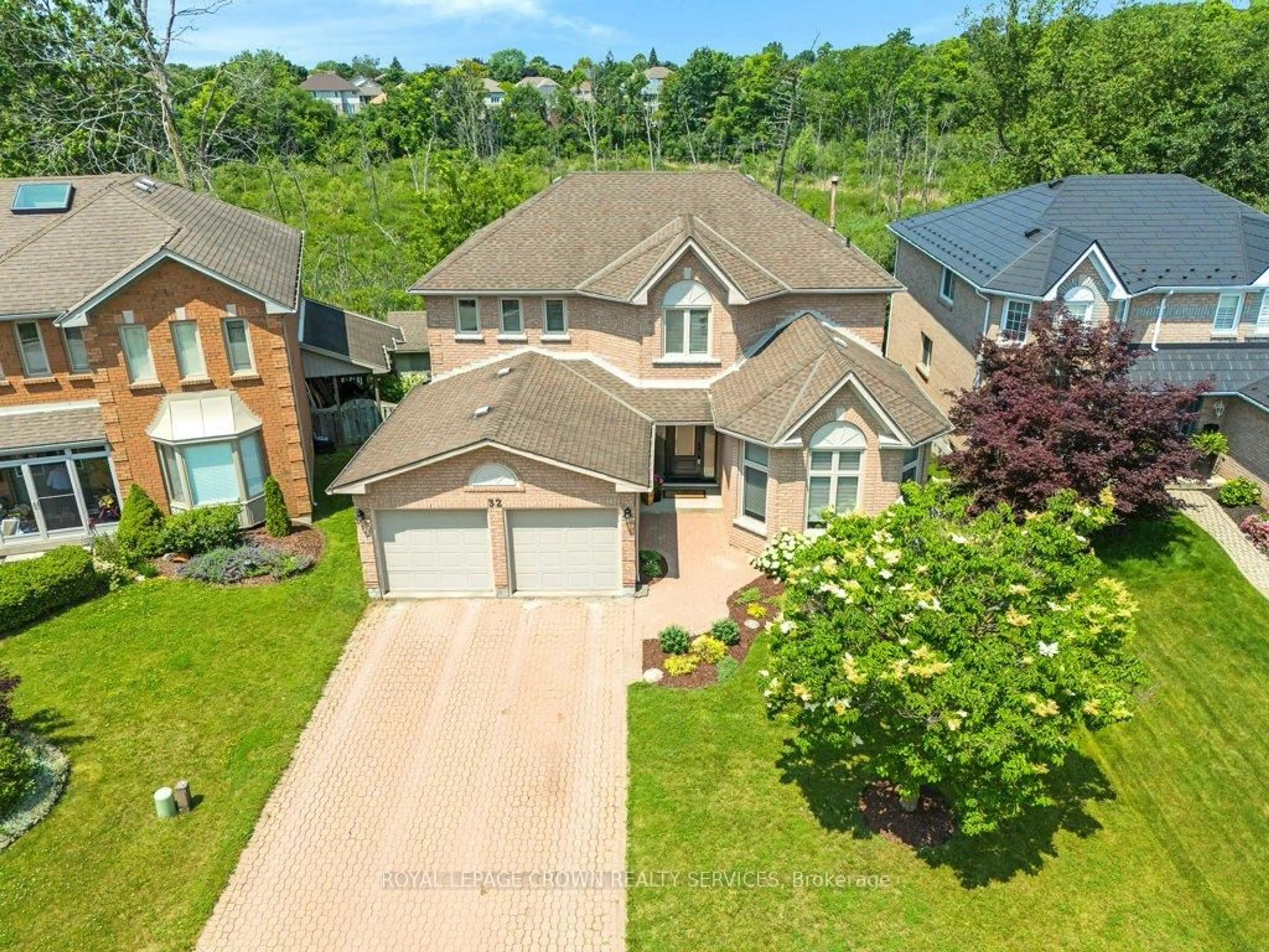 A pic from outside/outdoor area/front of a property/back of a property/a pic from drone, street for 32 Kingfisher Cres, Cambridge Ontario N1T 1P9