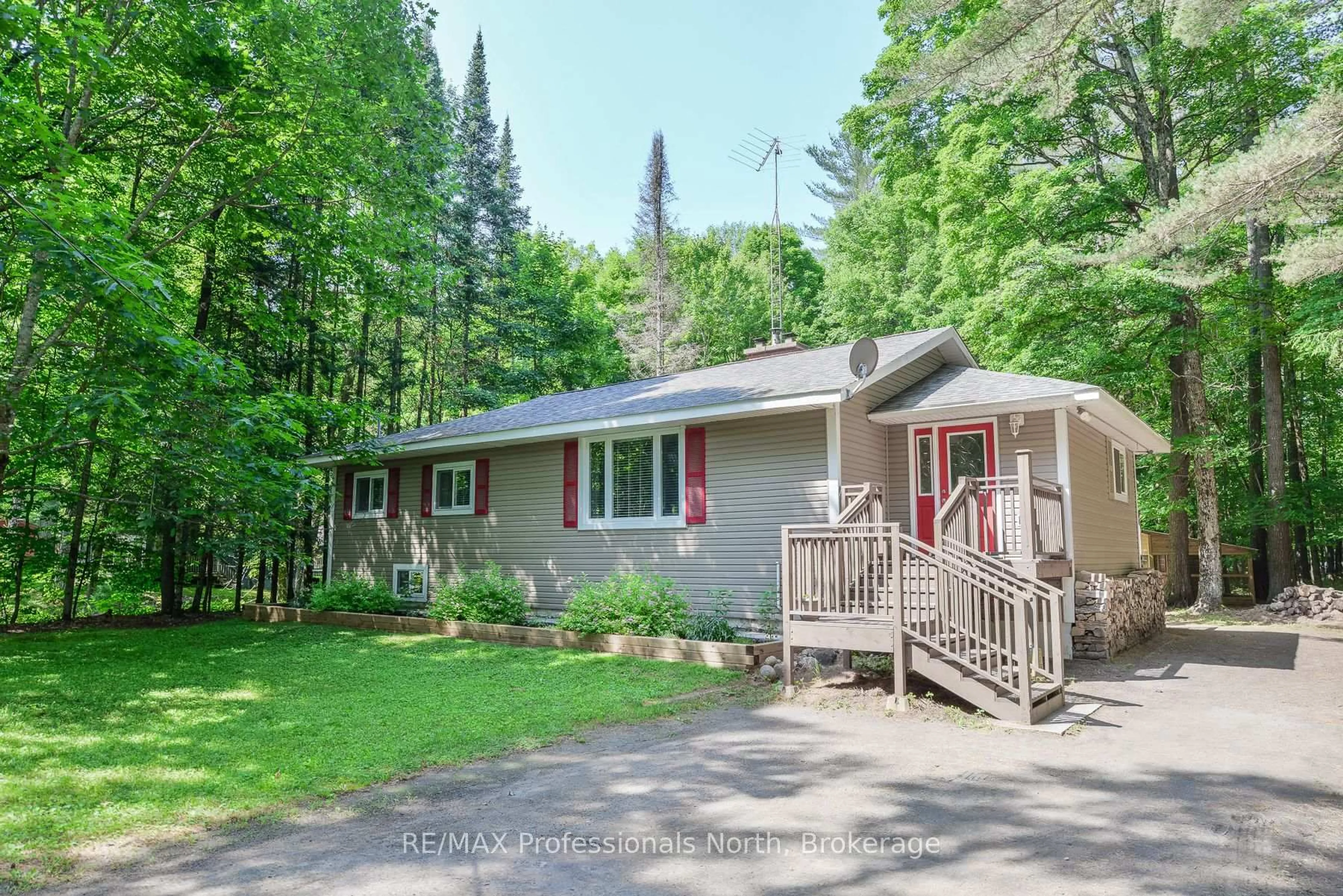 A pic from outside/outdoor area/front of a property/back of a property/a pic from drone, unknown for 30 Bridgedale Rd, Huntsville Ontario P0B 1L0