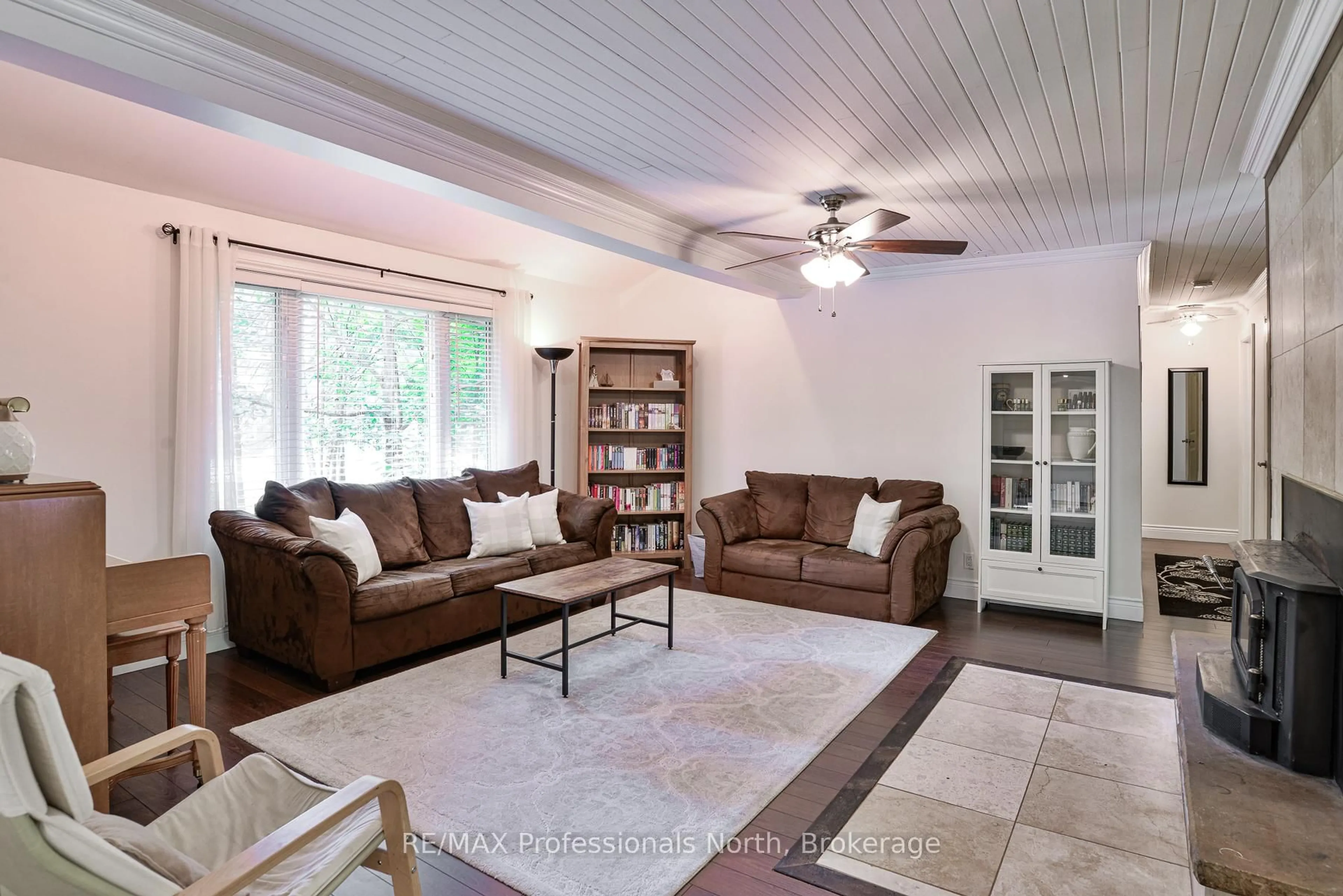 Living room with furniture, unknown for 30 Bridgedale Rd, Huntsville Ontario P0B 1L0