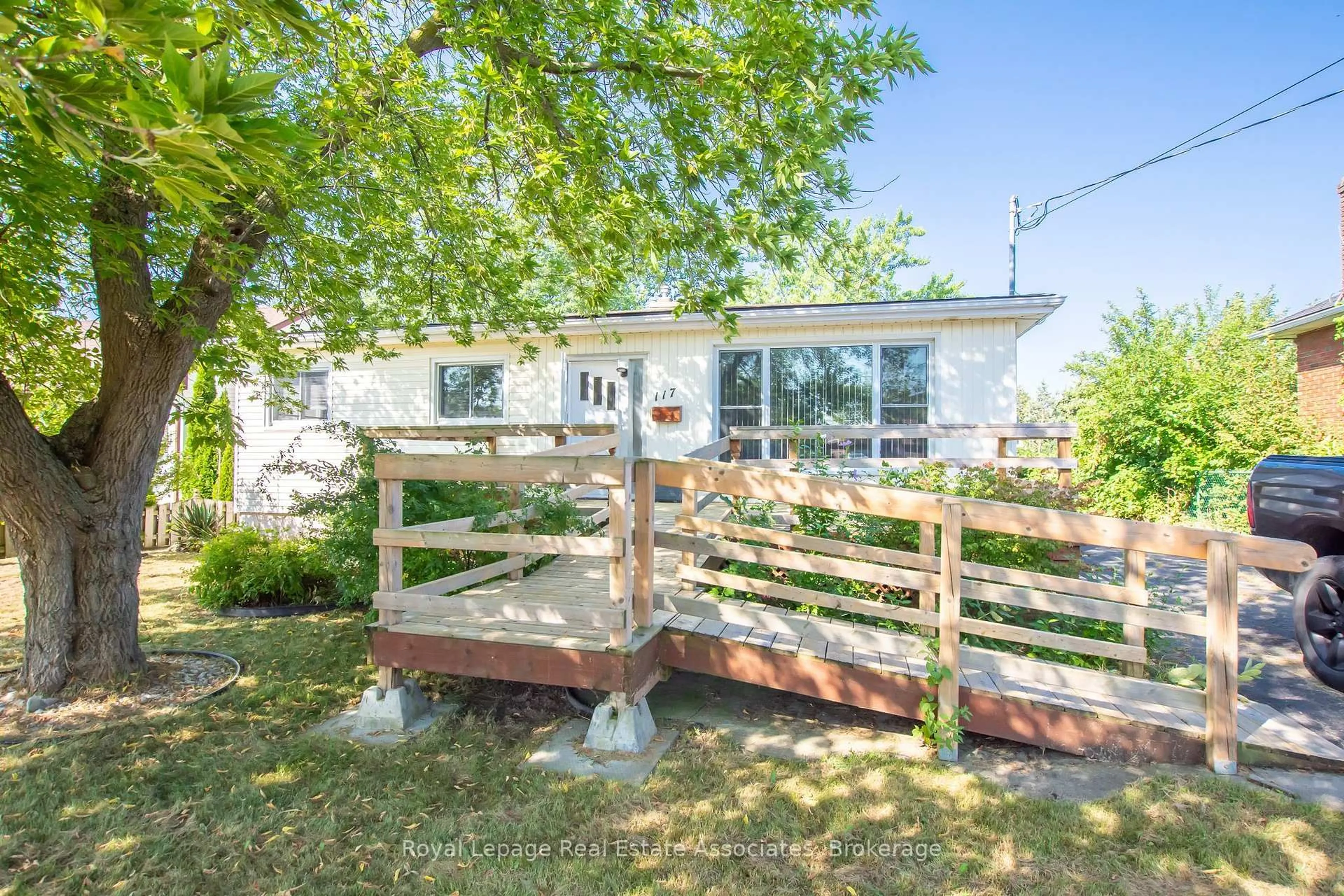 Patio, street for 117 Louth St, St. Catharines Ontario L2S 2T8