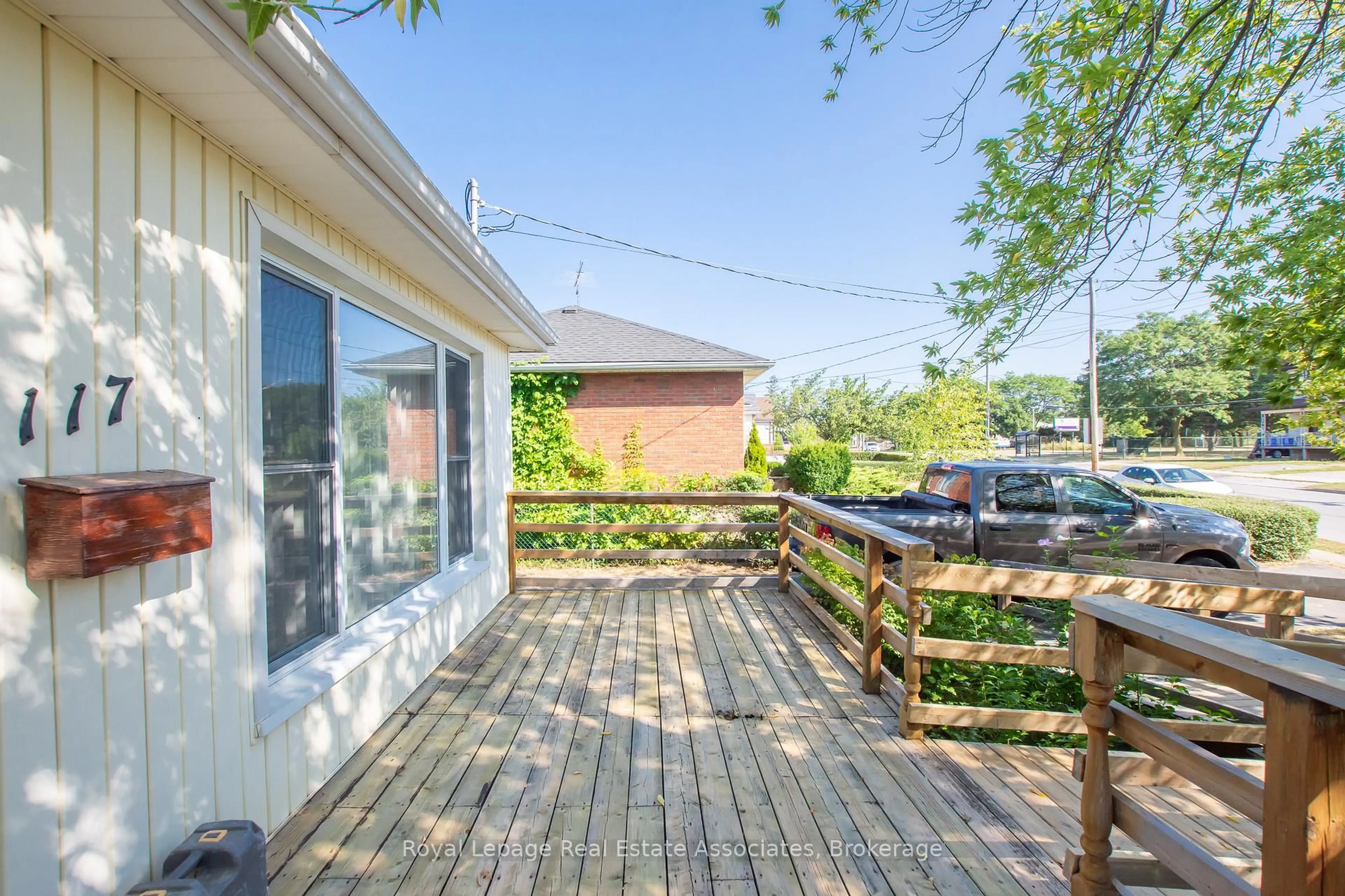 Patio, street for 117 Louth St, St. Catharines Ontario L2S 2T8