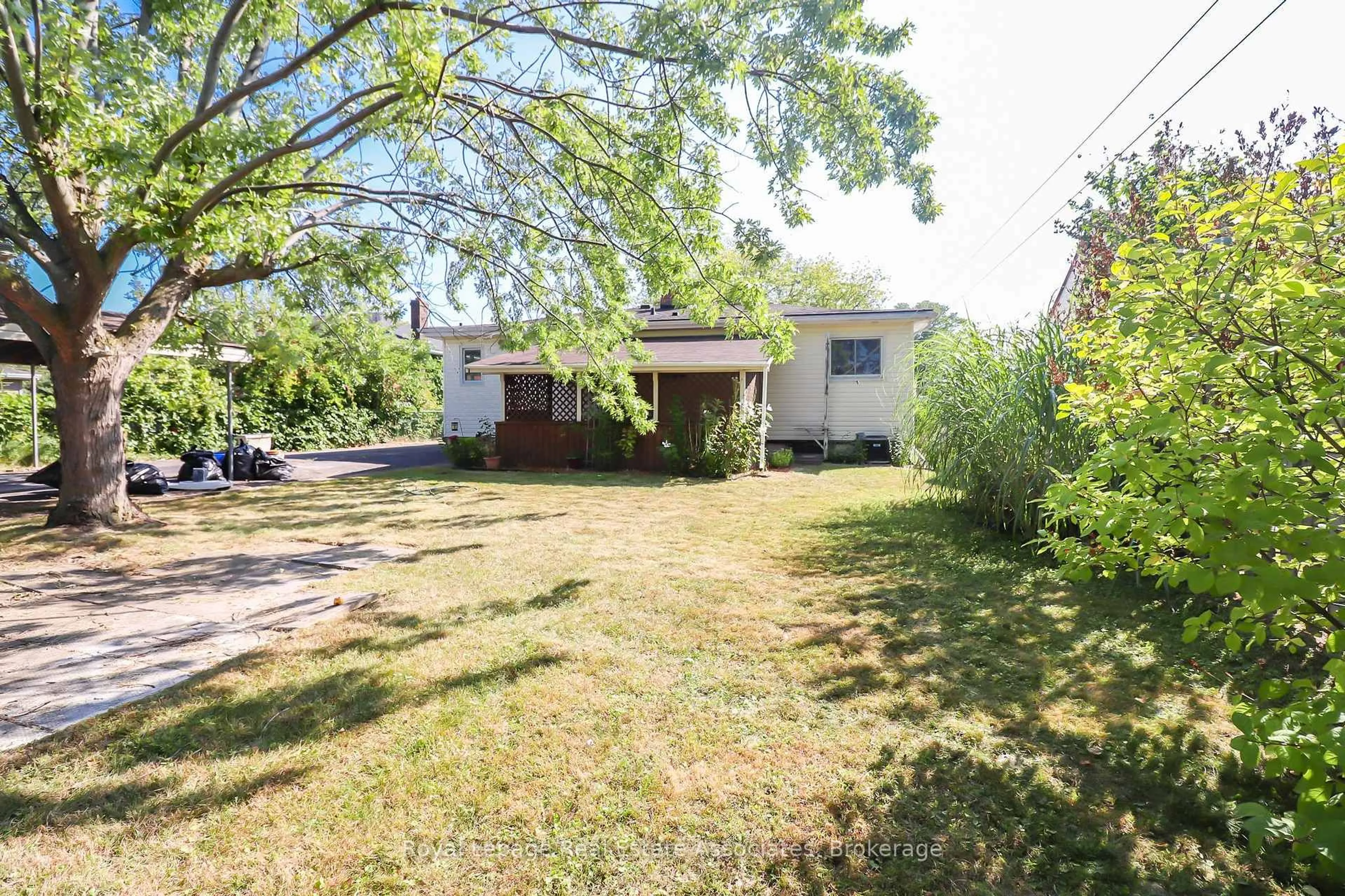 A pic from outside/outdoor area/front of a property/back of a property/a pic from drone, street for 117 Louth St, St. Catharines Ontario L2S 2T8