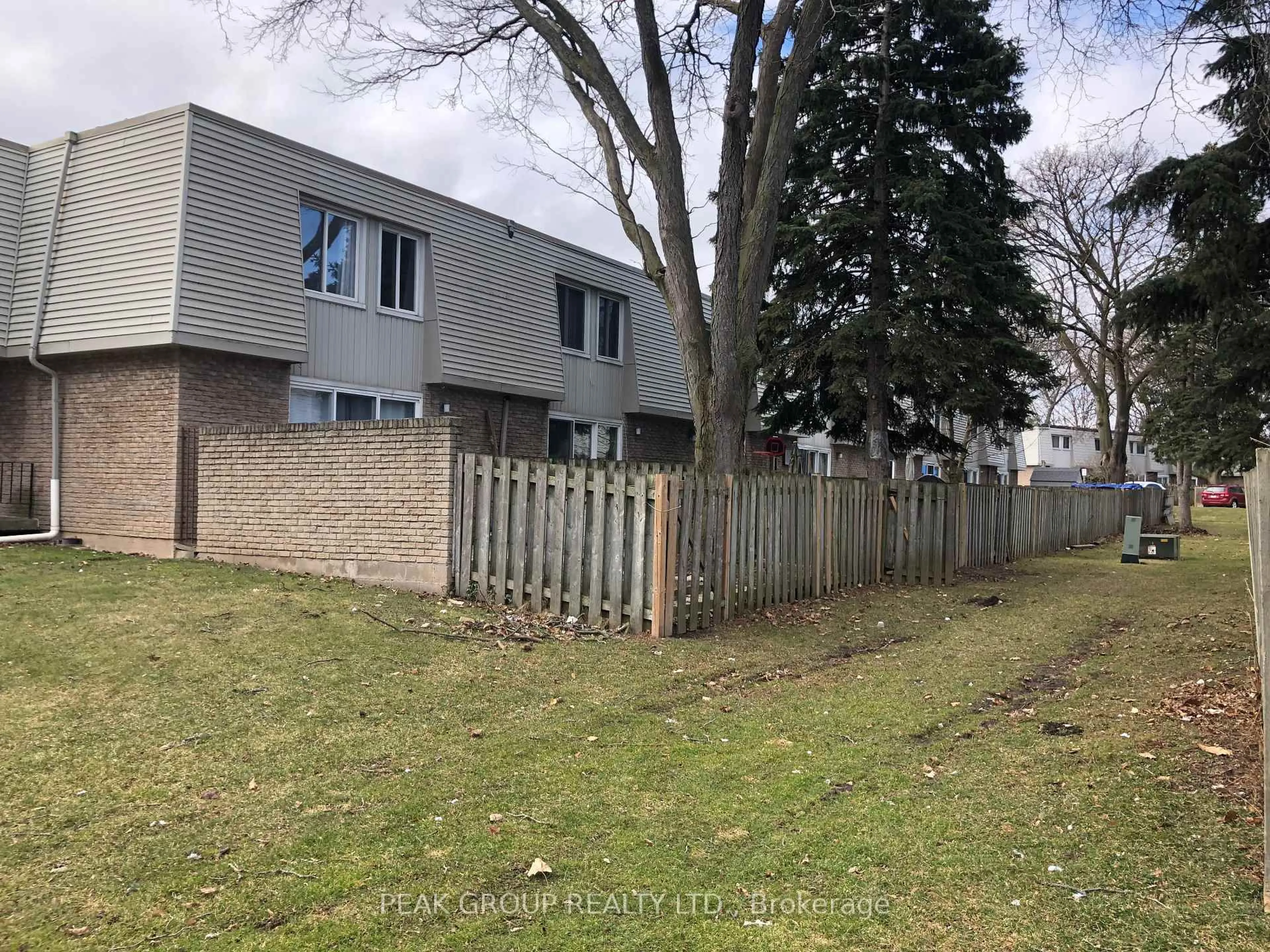 A pic from outside/outdoor area/front of a property/back of a property/a pic from drone, street for 17 Old Pine Tr #186, St. Catharines Ontario L2M 6P9