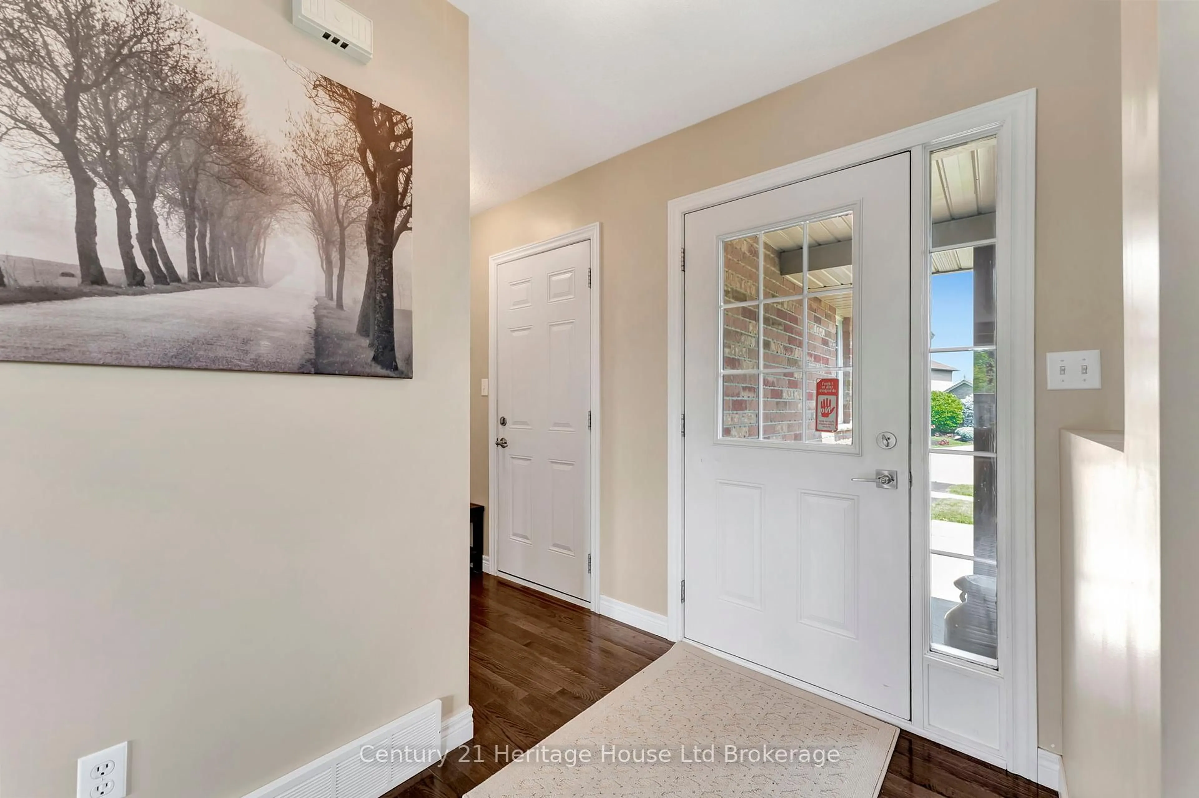 Indoor entryway for 124 Cardinal Dr, Woodstock Ontario N4T 0A1