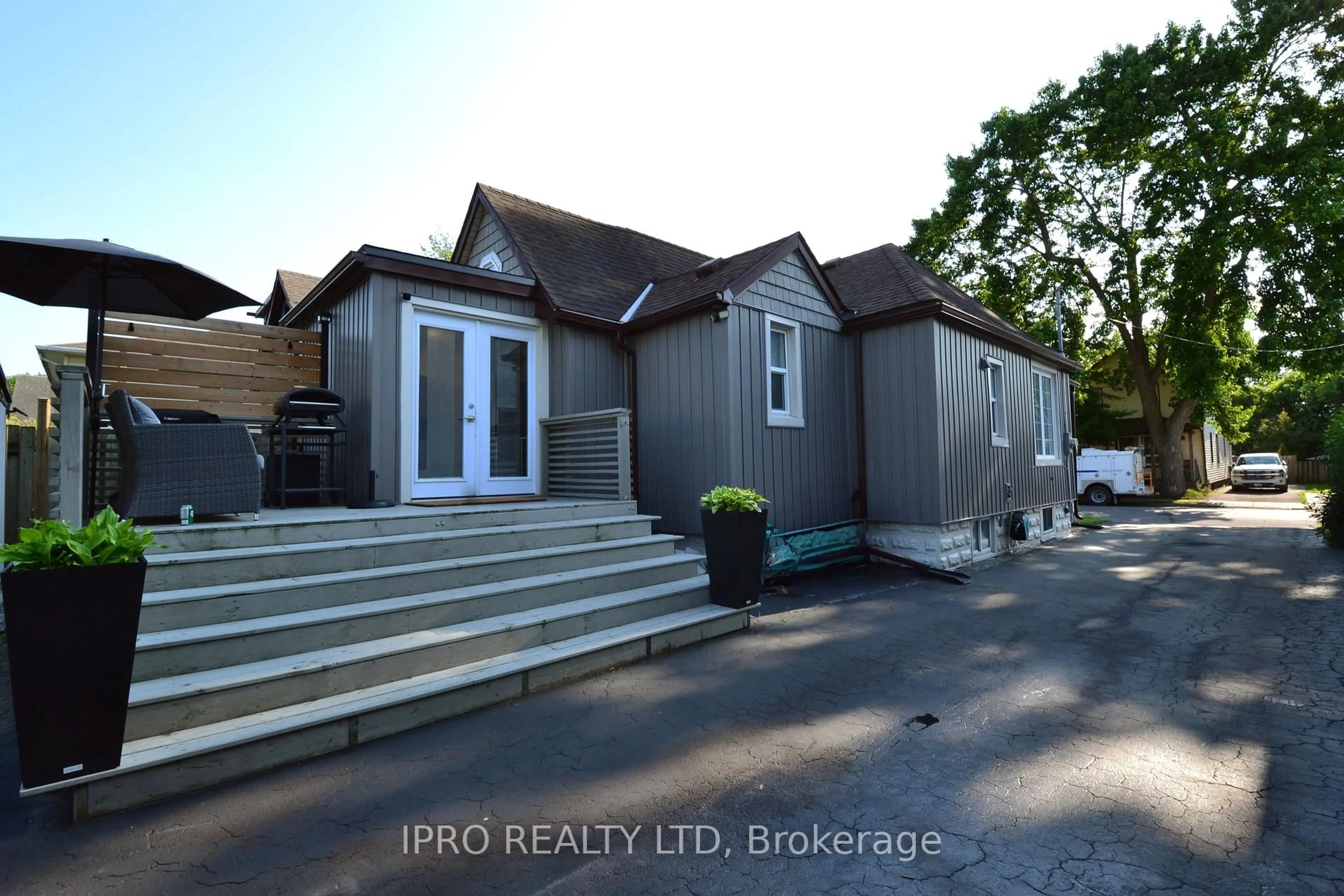 A pic from outside/outdoor area/front of a property/back of a property/a pic from drone, street for 71 Deere St, Welland Ontario L3B 2L7