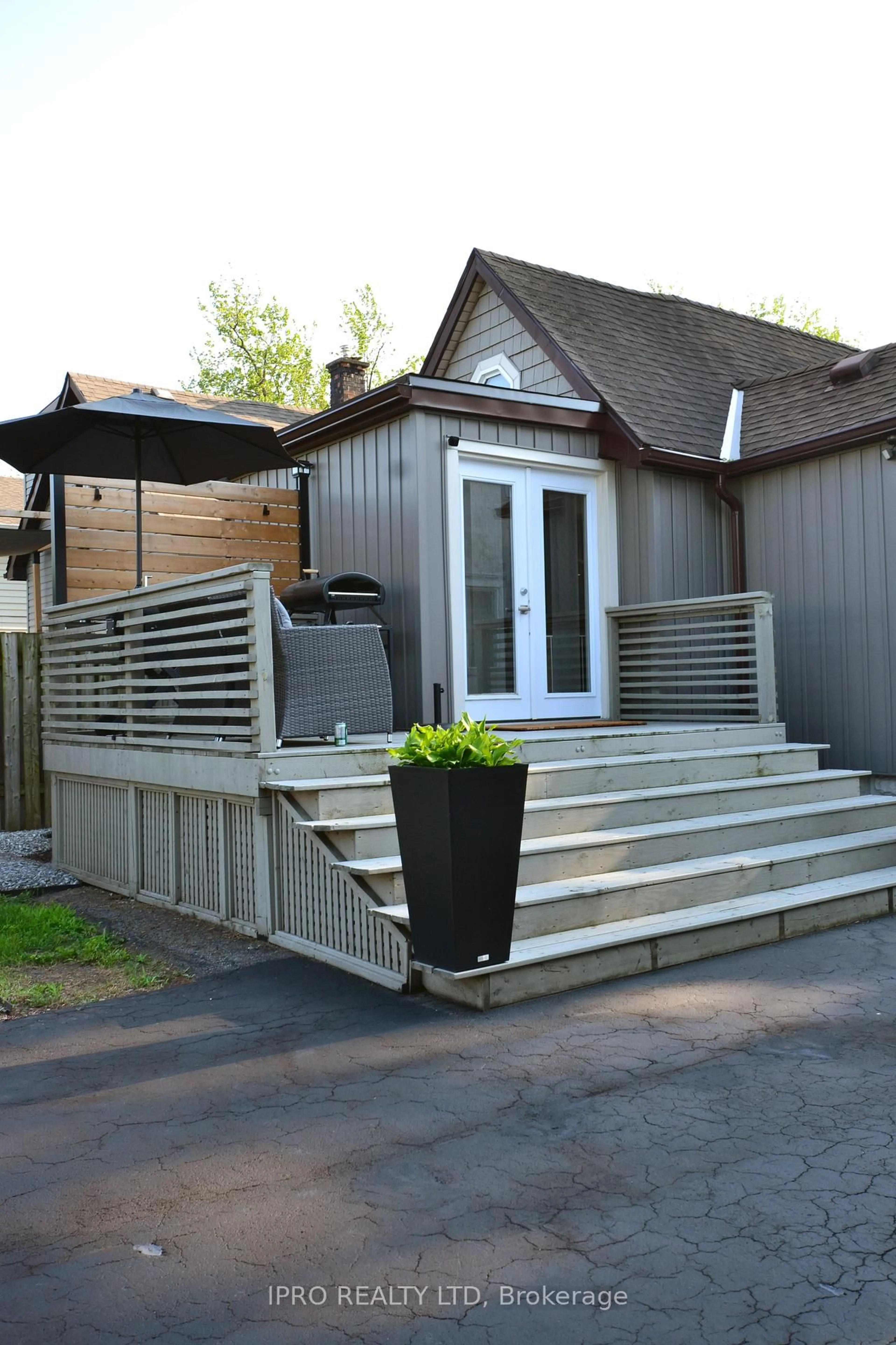 Patio, street for 71 Deere St, Welland Ontario L3B 2L7