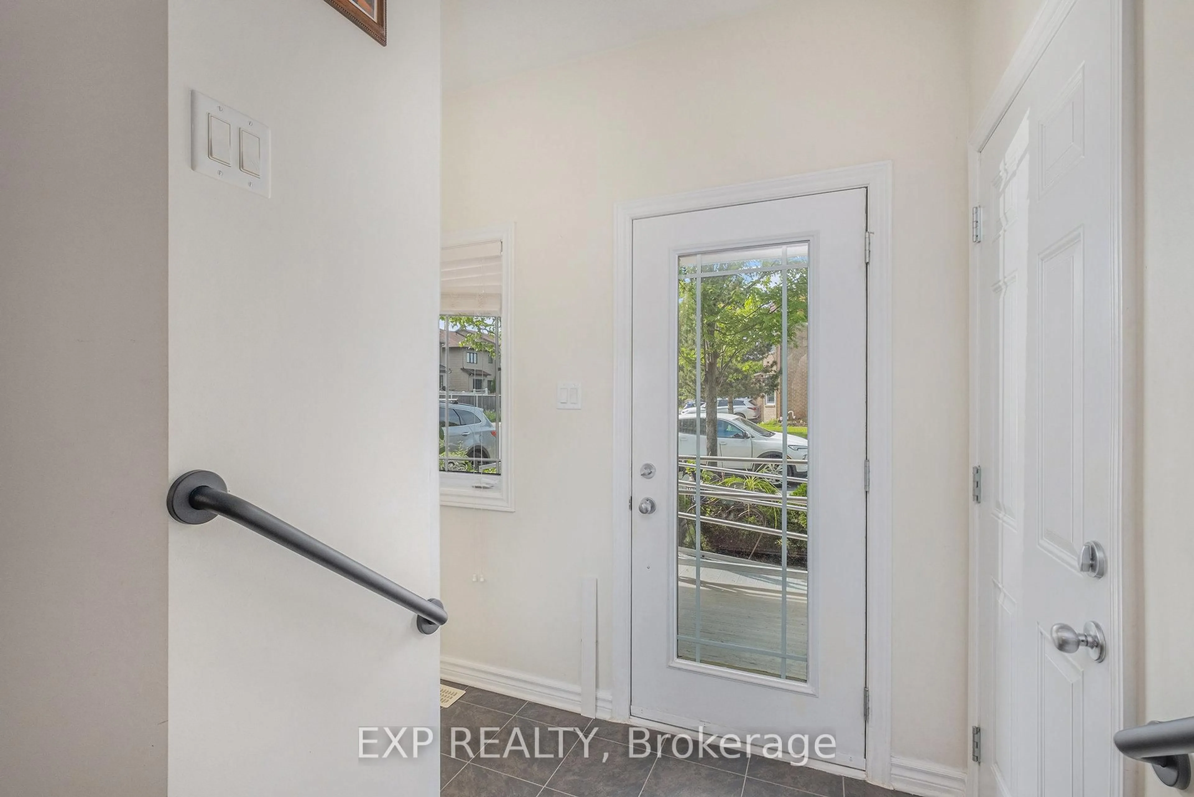 Indoor entryway for 276 Serena Way, Ottawa Ontario K2G 4P5