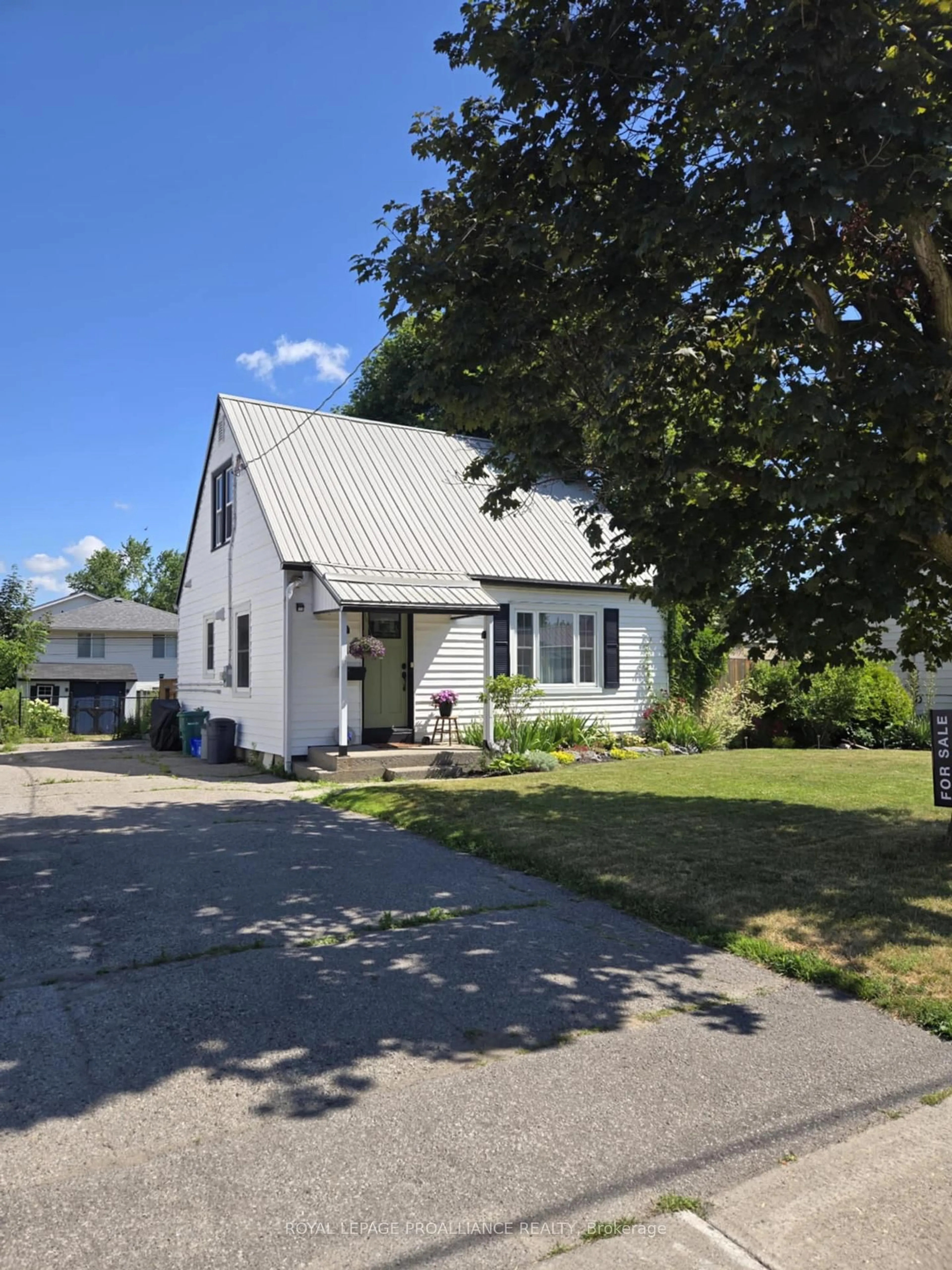 Home with vinyl exterior material, street for 18 Wilson Cres, Quinte West Ontario K8V 1Y2