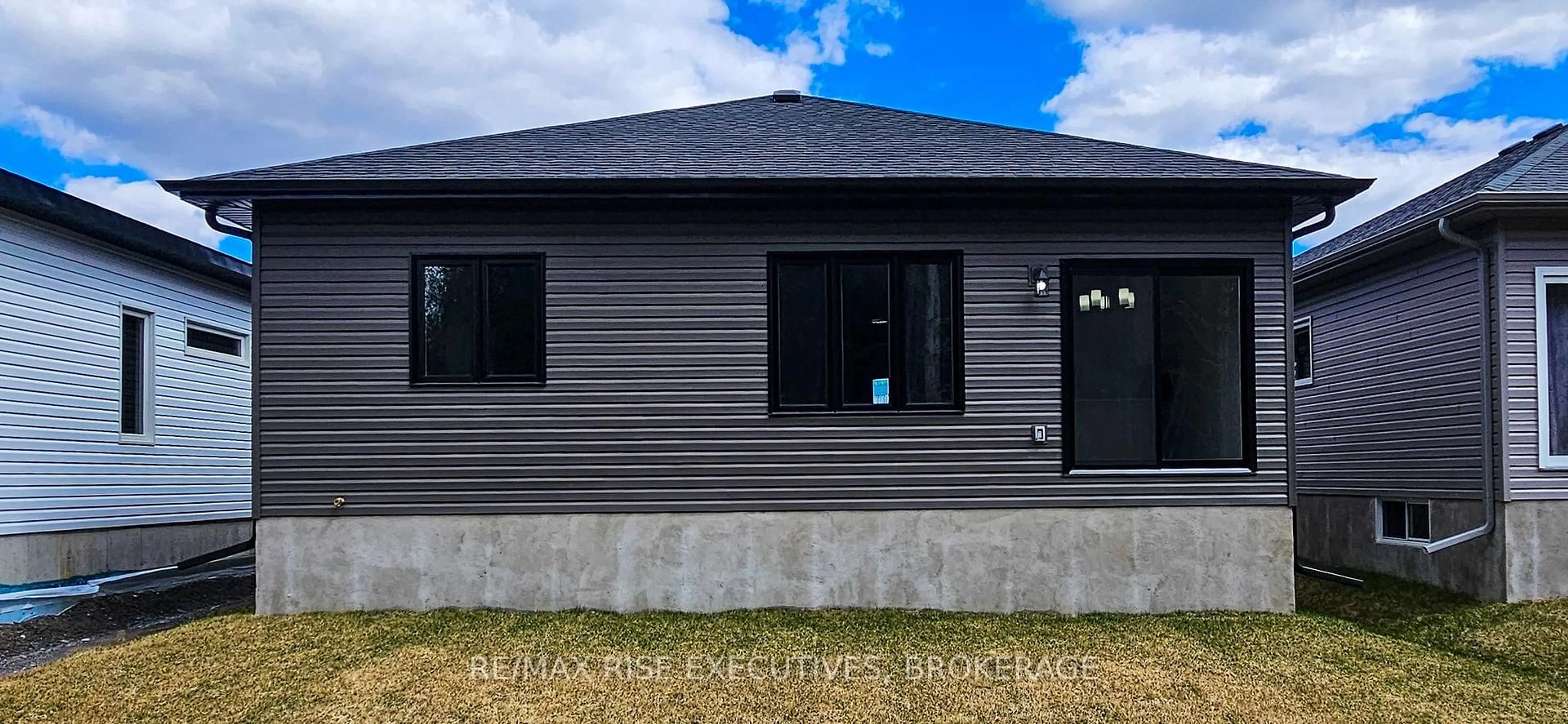 Home with vinyl exterior material, building for 173 Creighton Dr, Bissett Creek Ontario K0H 2H0