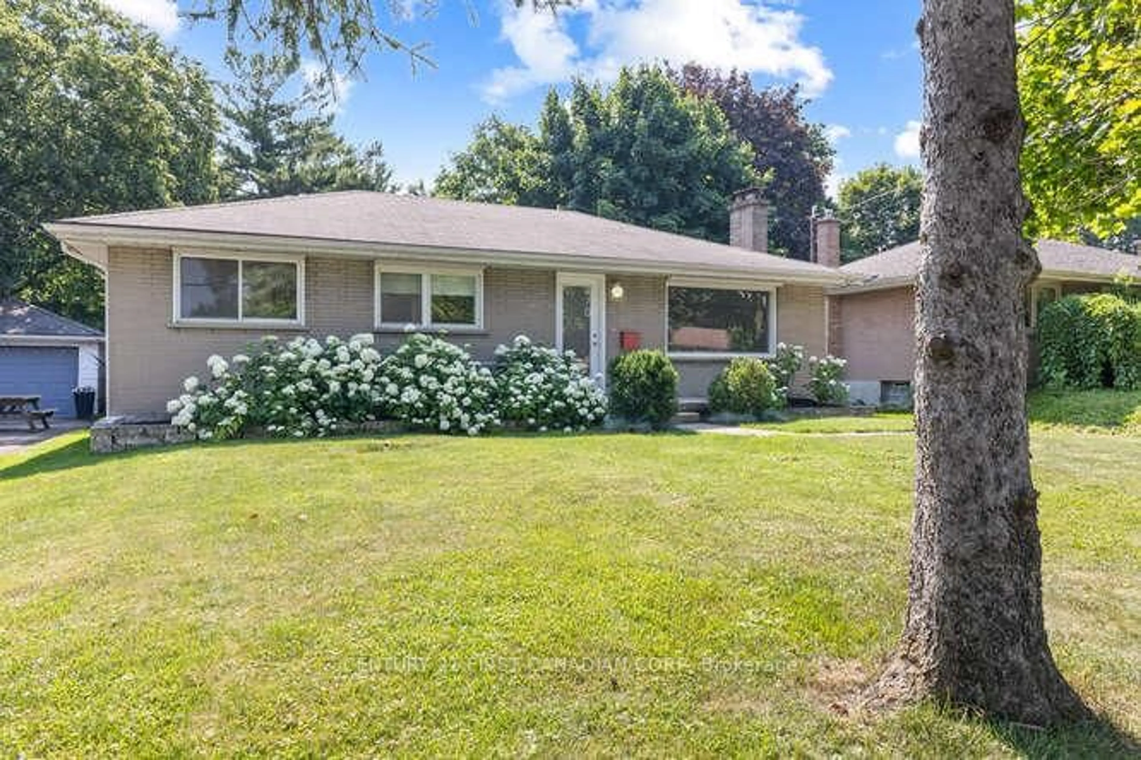 Home with vinyl exterior material, street for 470 Beachwood Ave, London South Ontario N6J 3K1