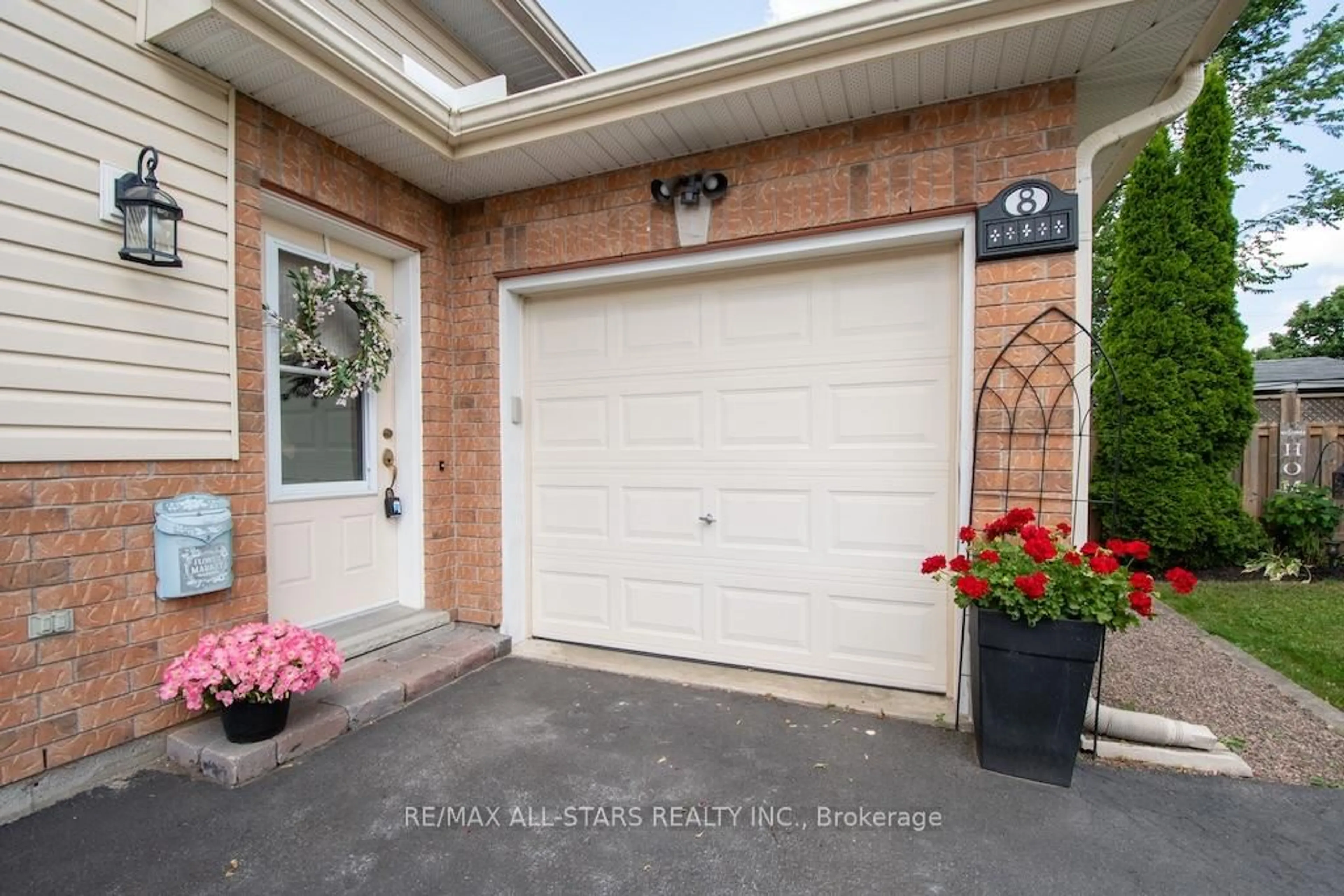 Indoor entryway for 8 Trailway Lane, Kawartha Lakes Ontario K9V 6L3