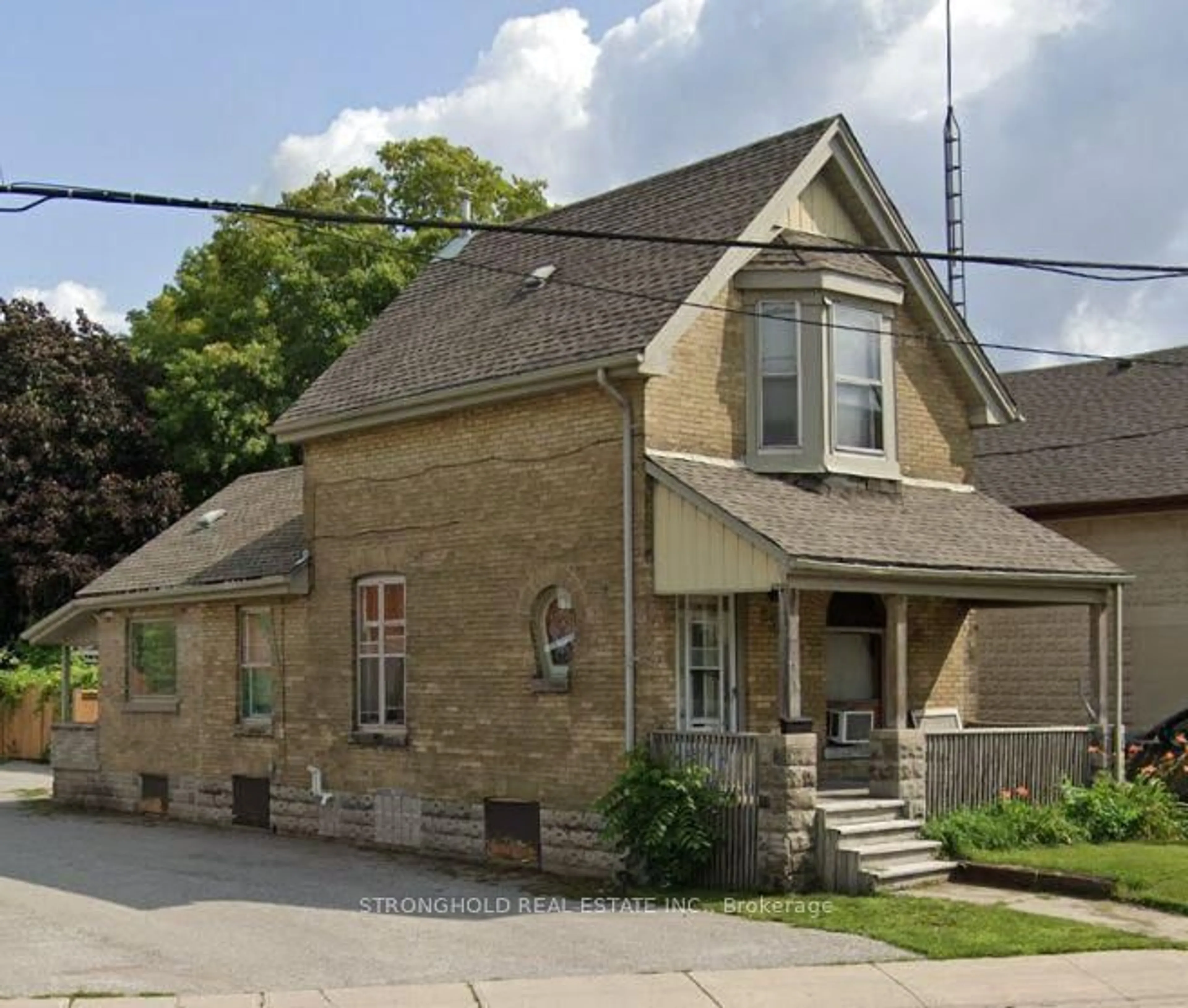 Home with brick exterior material, building for 658 Hamilton Rd, London East Ontario N5Z 1T3