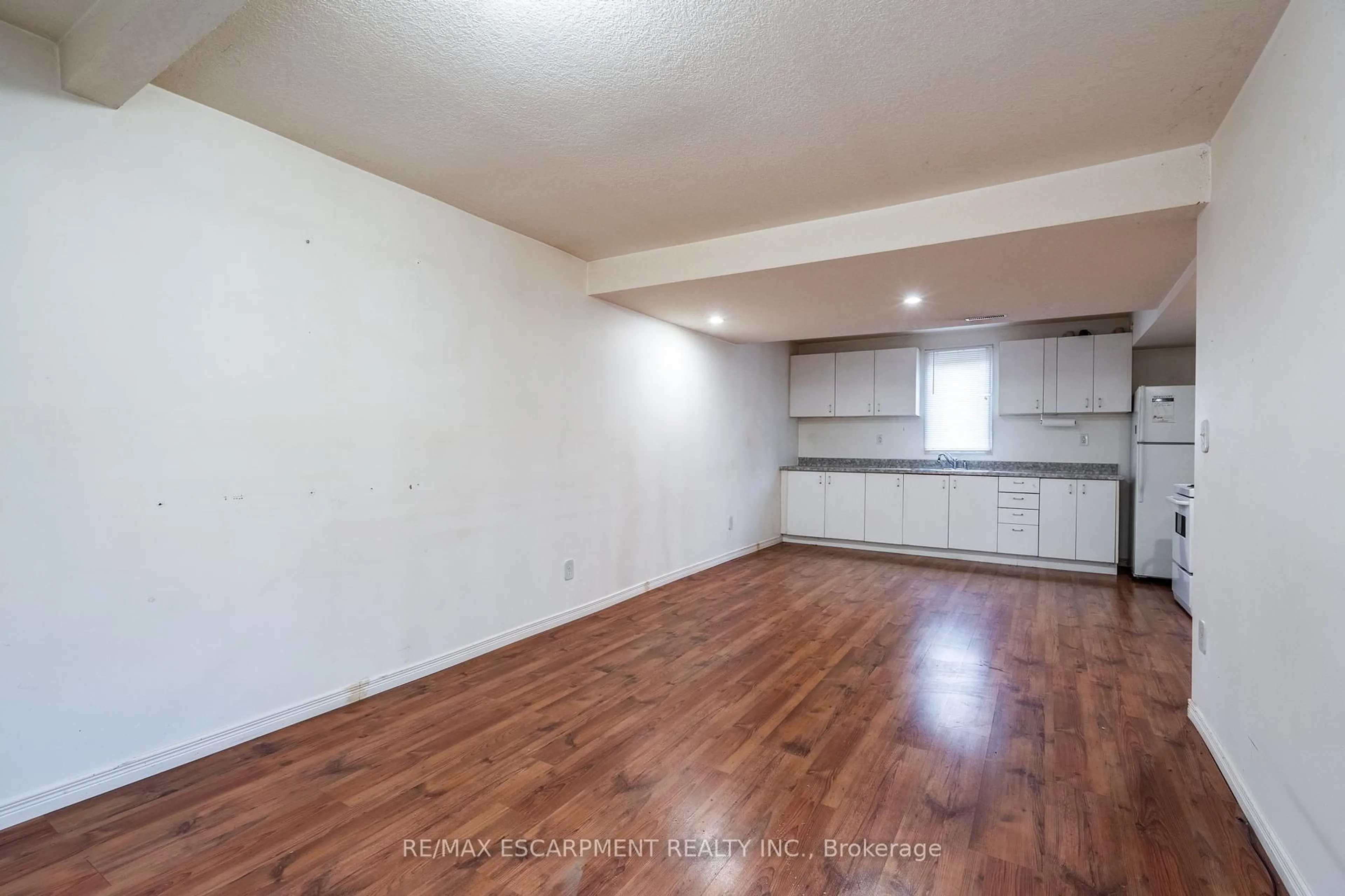 A pic of a room for 156 Freelton Rd #154, Hamilton Ontario L8B 0Z5