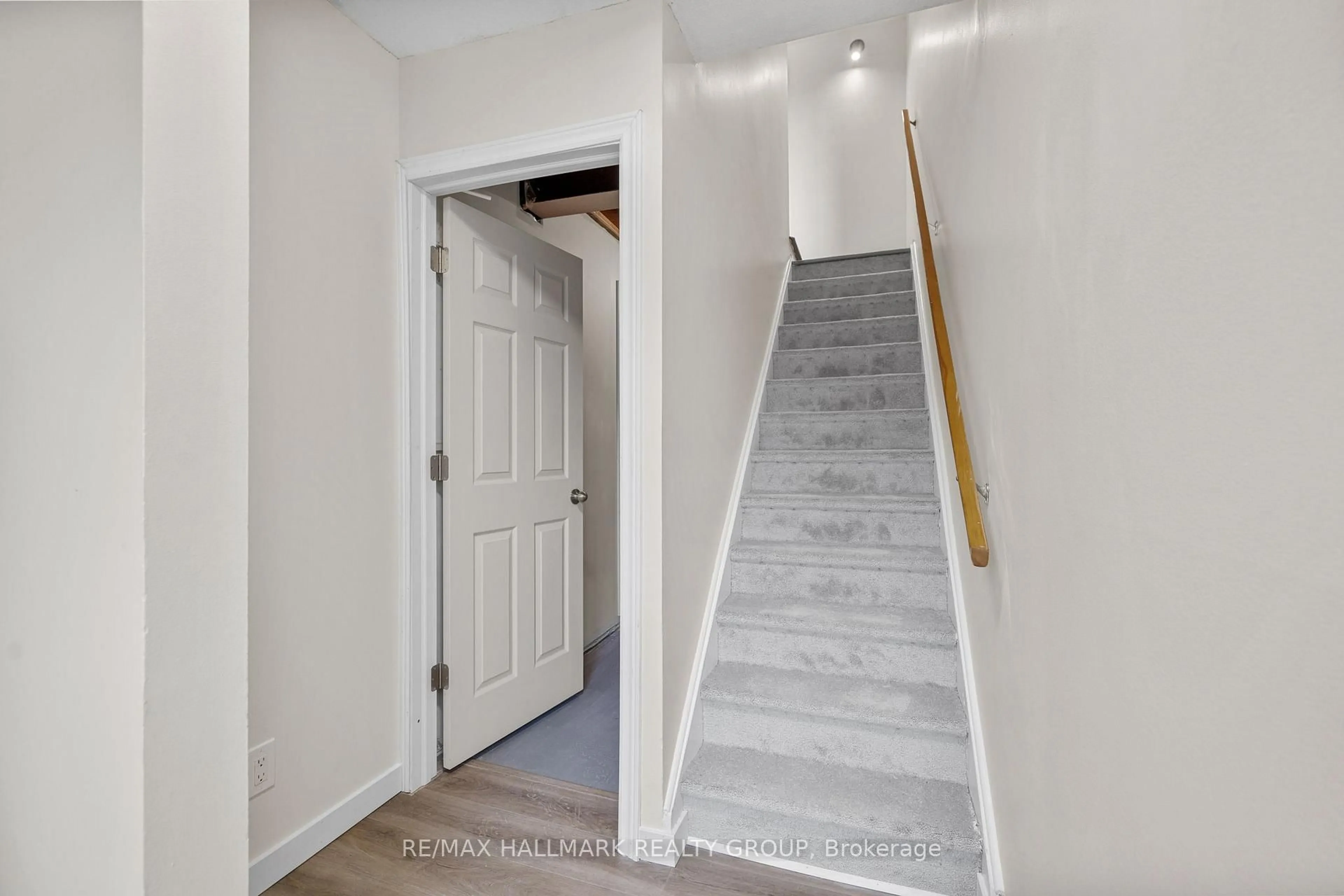 Indoor entryway for 1955 Greenway Pkwy #48, Ottawa Ontario K1B 5A9