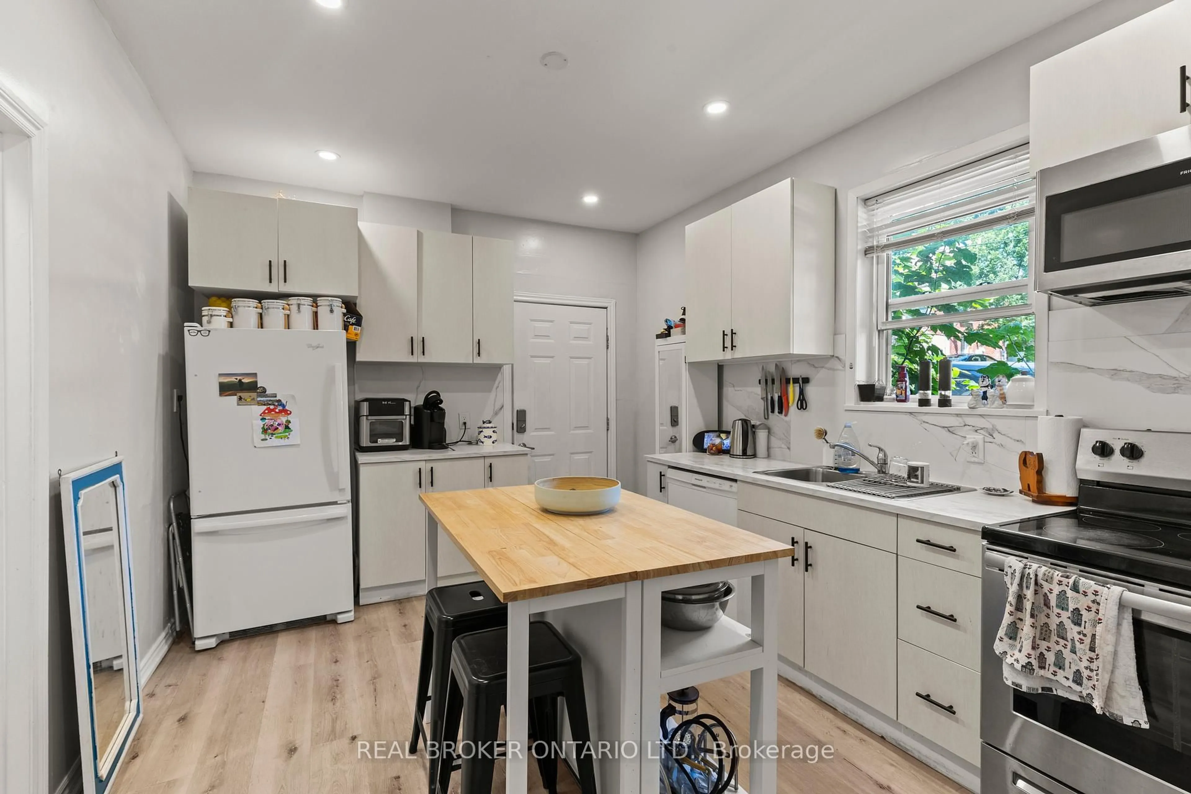 Open concept kitchen, wood/laminate floor for 106-108 Clarence St, Brantford Ontario N3T 2V1