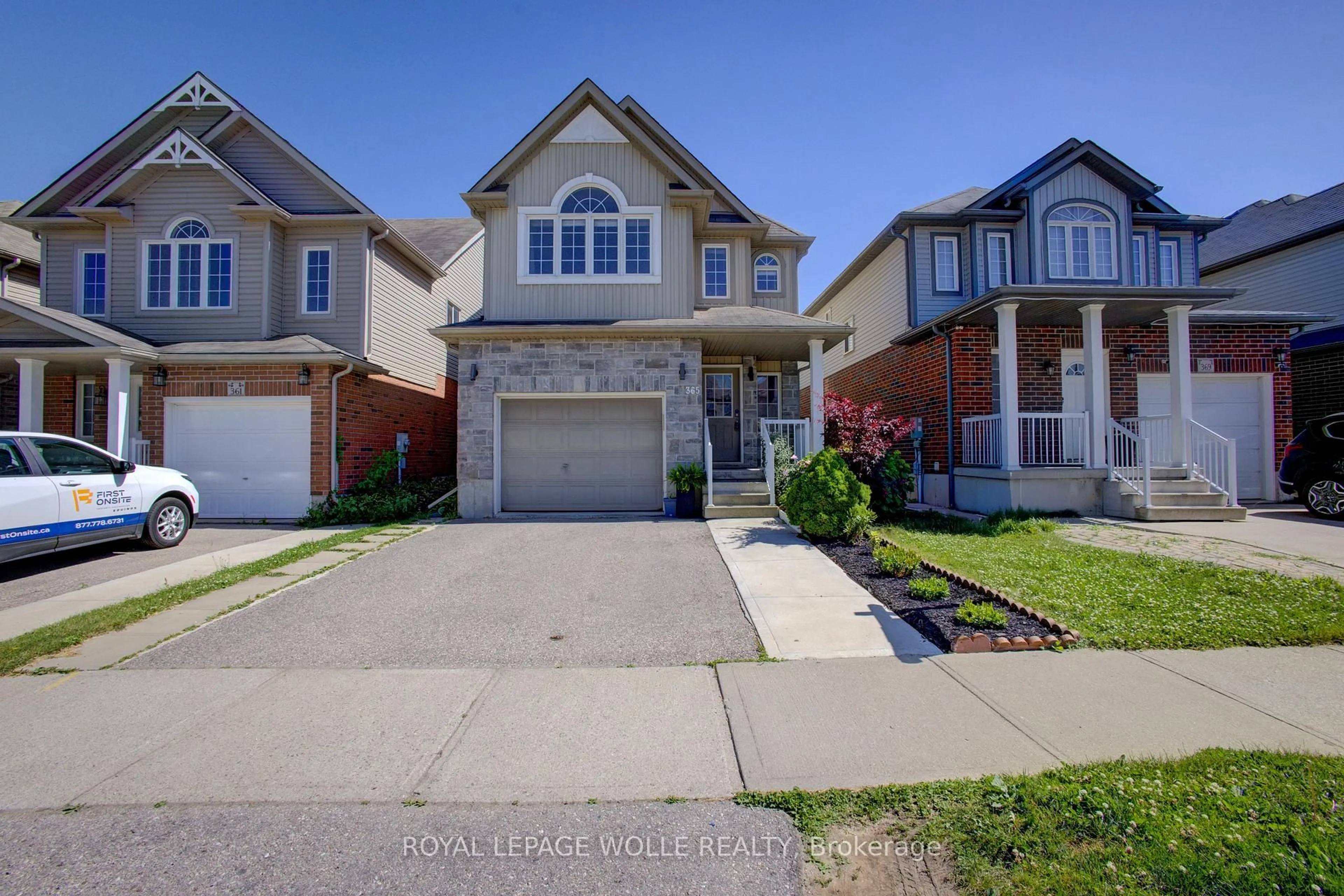 A pic from outside/outdoor area/front of a property/back of a property/a pic from drone, street for 365 Parkvale Dr, Kitchener Ontario N2R 1Y2