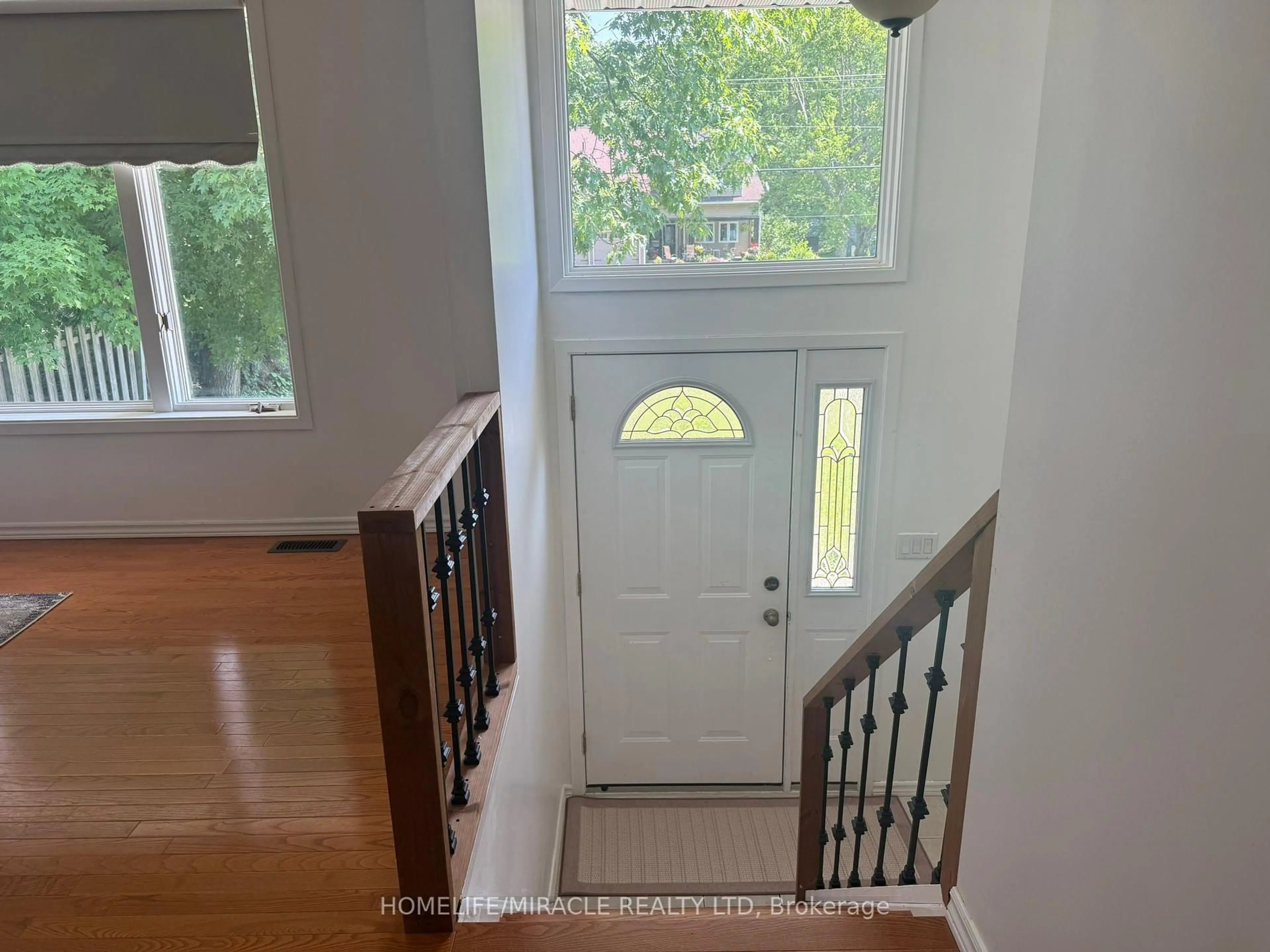 Indoor entryway for 255 Revell St, Gravenhurst Ontario P1P 0E4