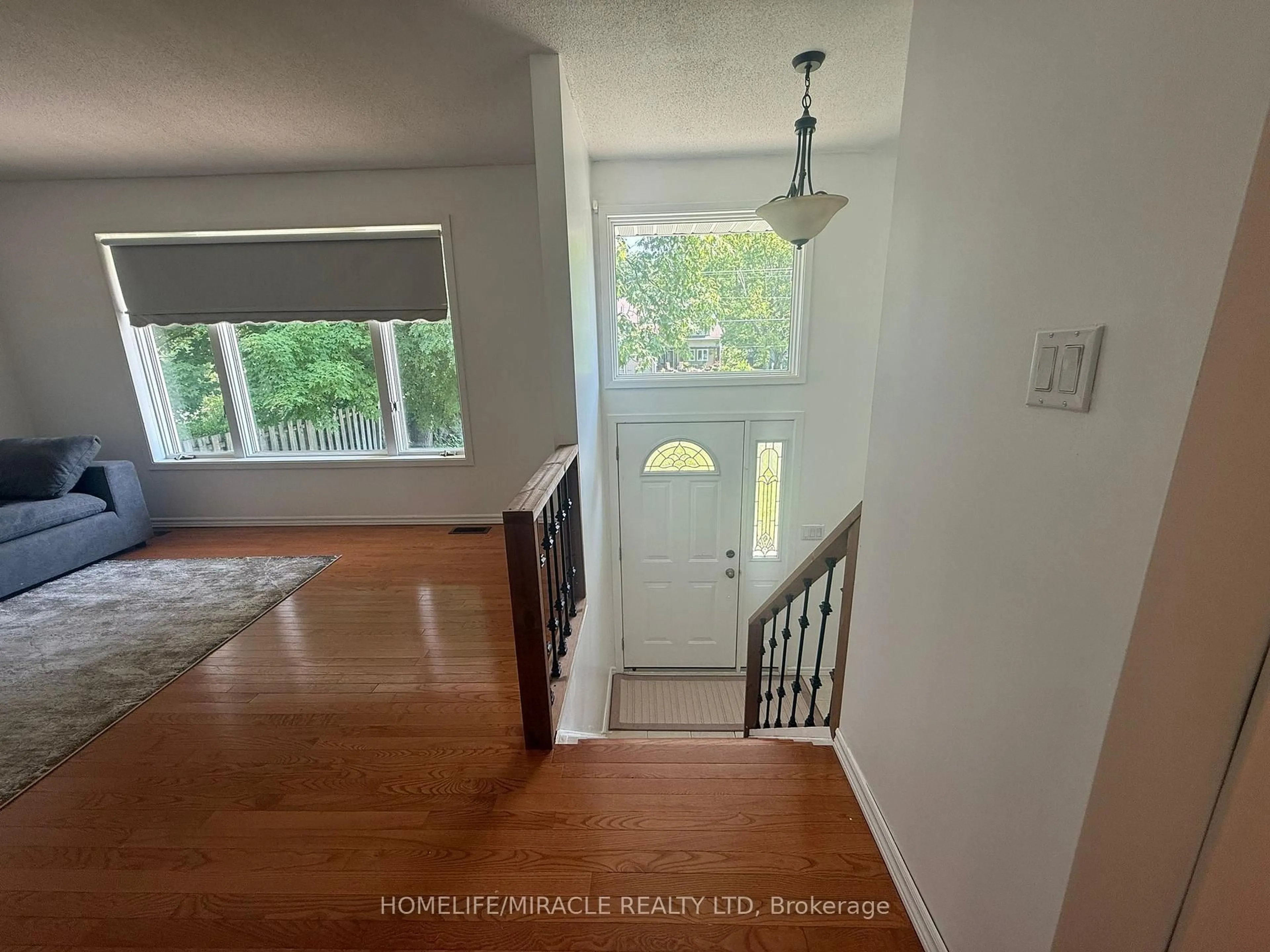 Indoor entryway for 255 Revell St, Gravenhurst Ontario P1P 0E4