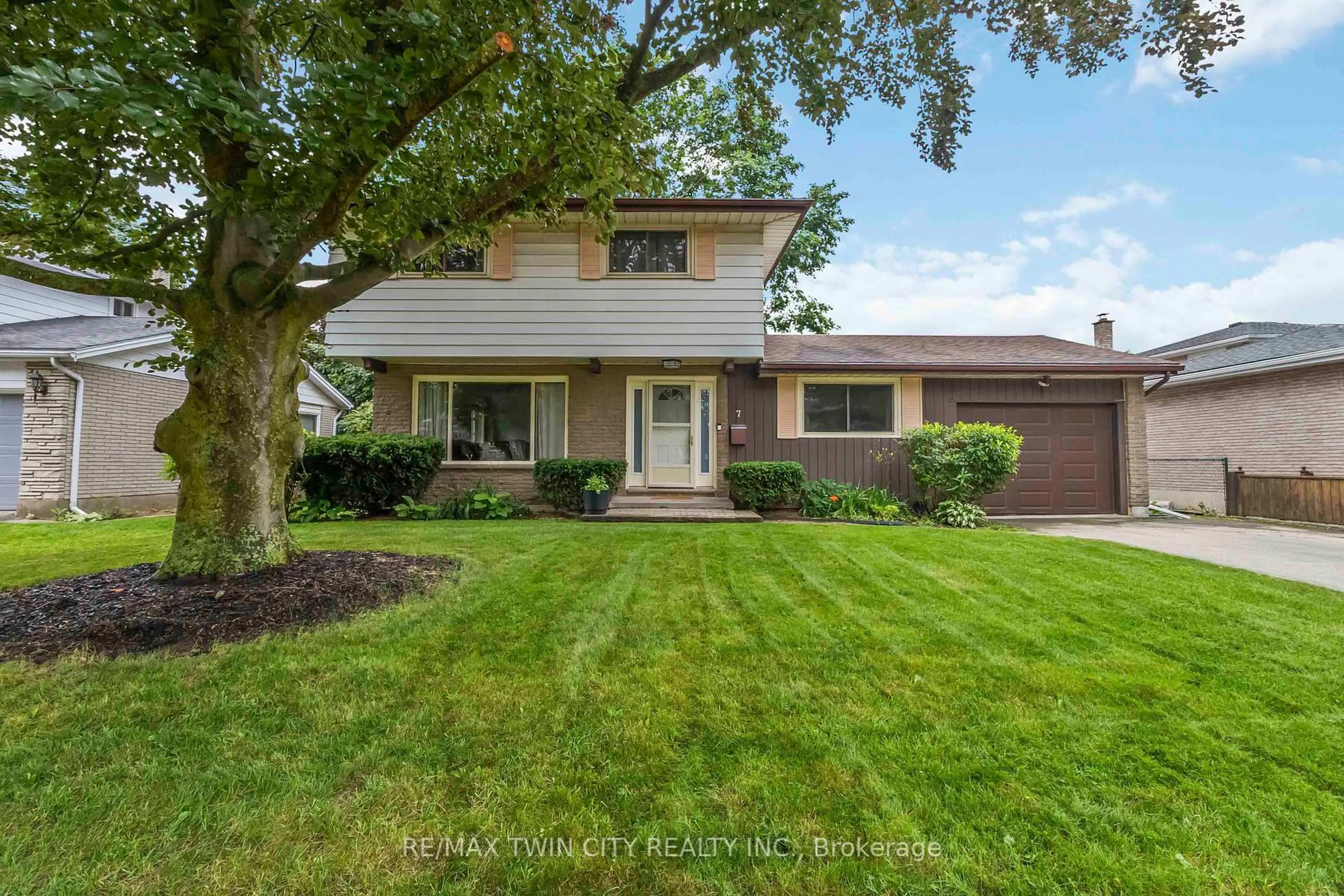 Home with vinyl exterior material, street for 7 Magnolia St, Brantford Ontario N3R 1P6