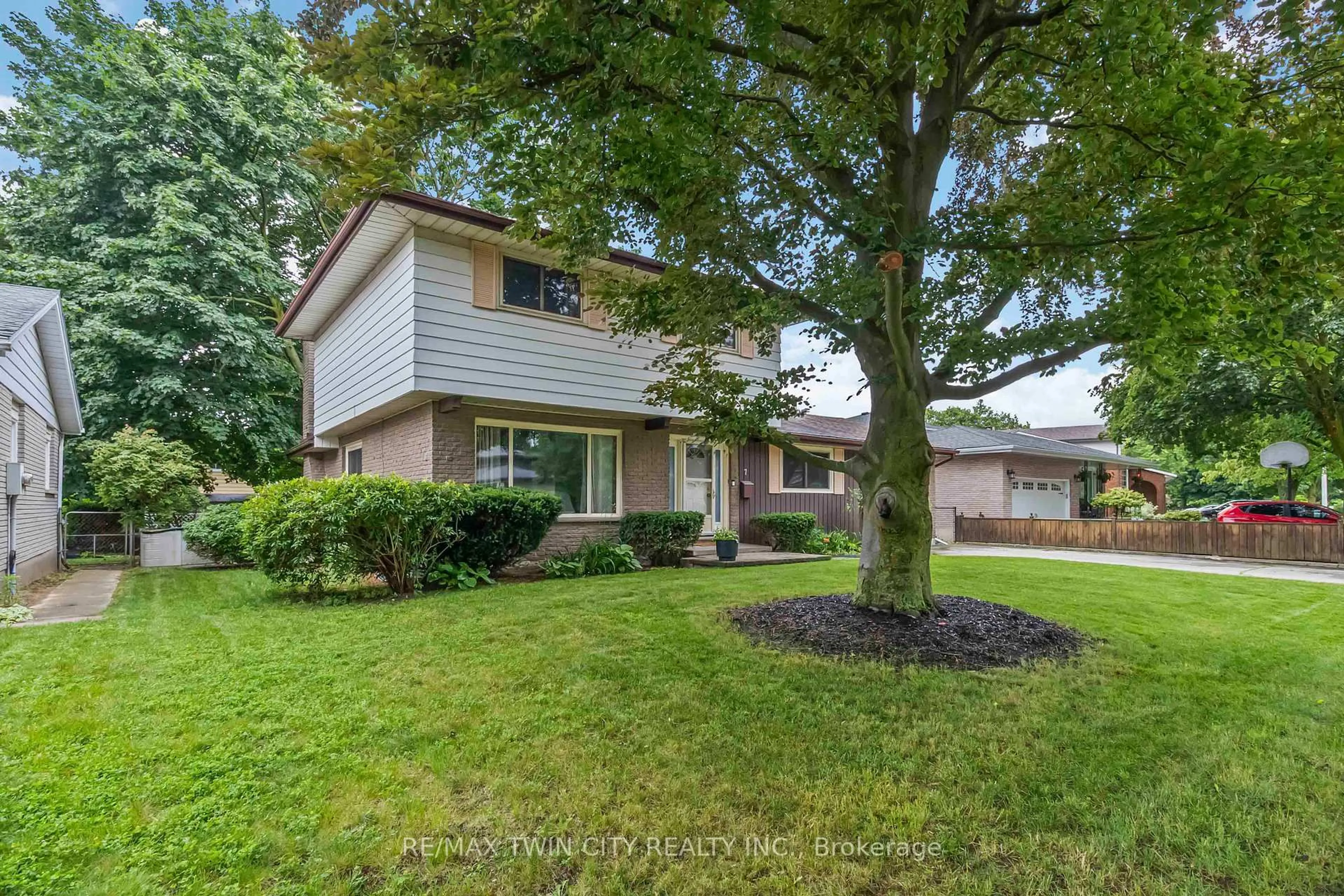 Home with vinyl exterior material, street for 7 Magnolia St, Brantford Ontario N3R 1P6