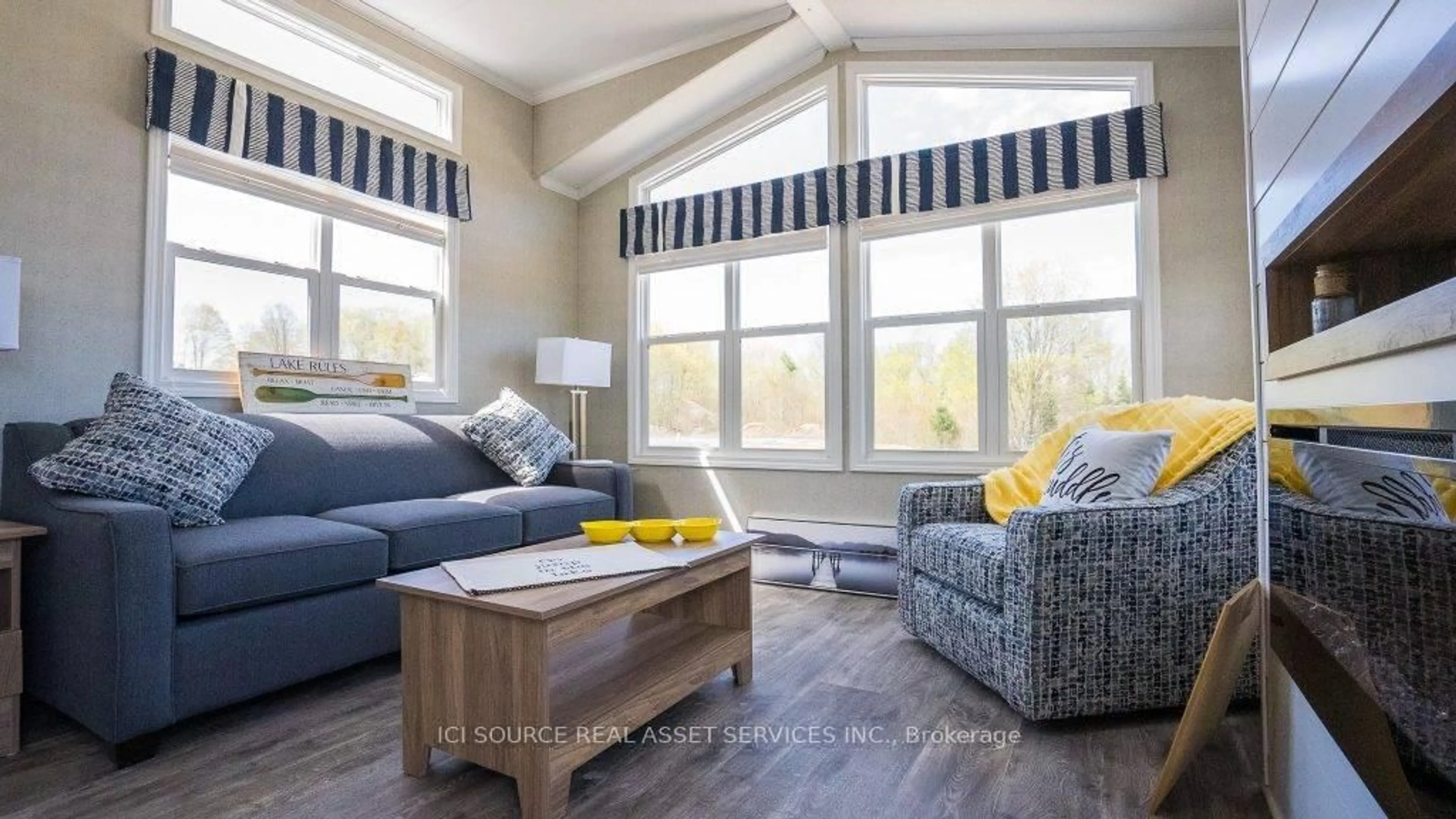 Living room with furniture, wood/laminate floor for 1047 Bonnie Lake Camp Rd #WINDSOR, Bracebridge Ontario P1L 1W9