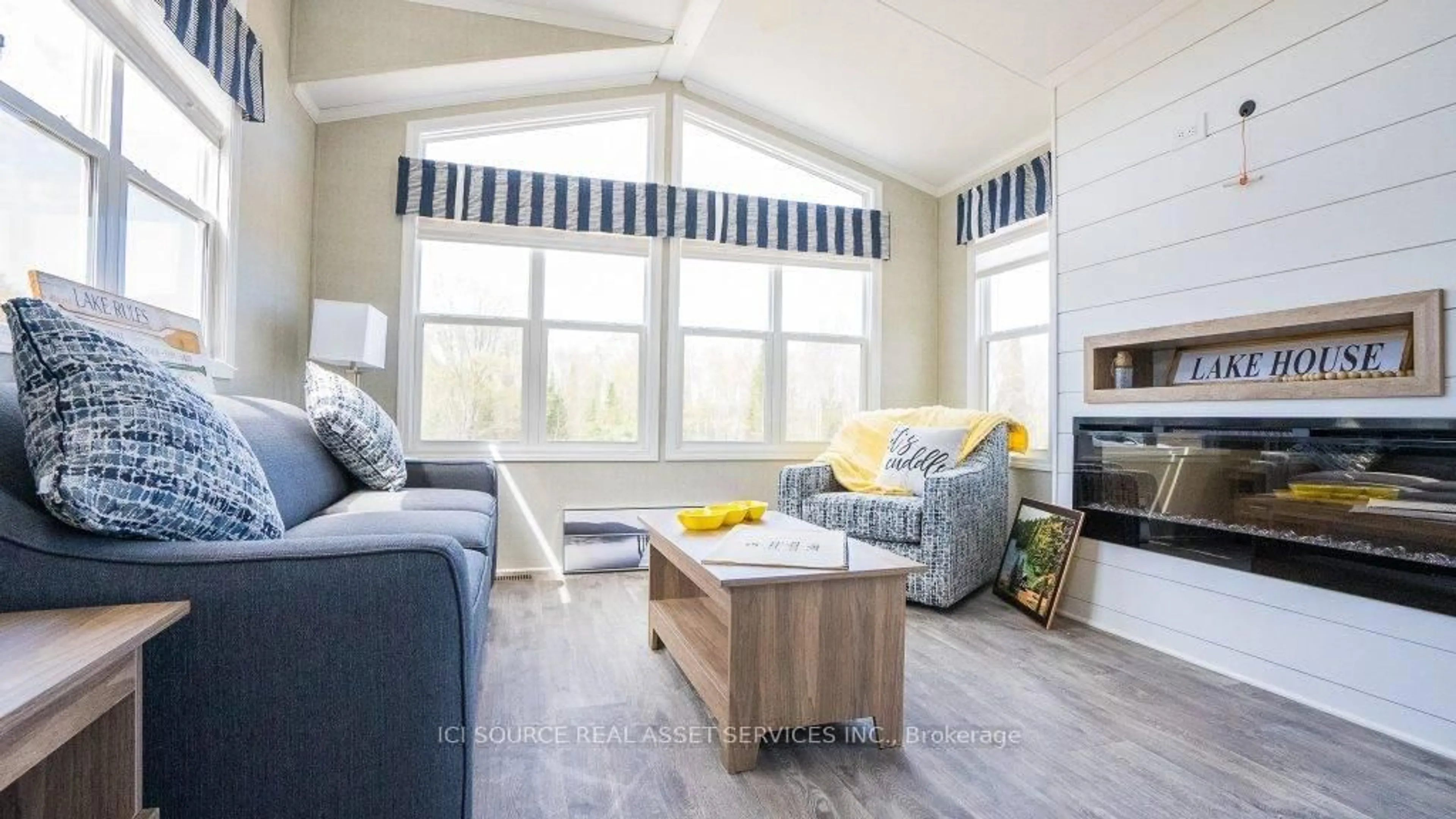 Living room with furniture, wood/laminate floor for 1047 Bonnie Lake Camp Rd #WINDSOR, Bracebridge Ontario P1L 1W9